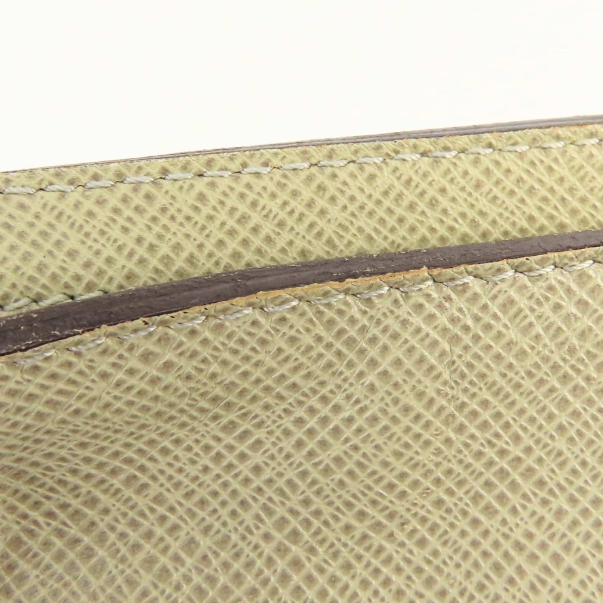 Louis Vuitton Grayish Polaire Taiga Leather Shoulder Bag (Pre-Owned)