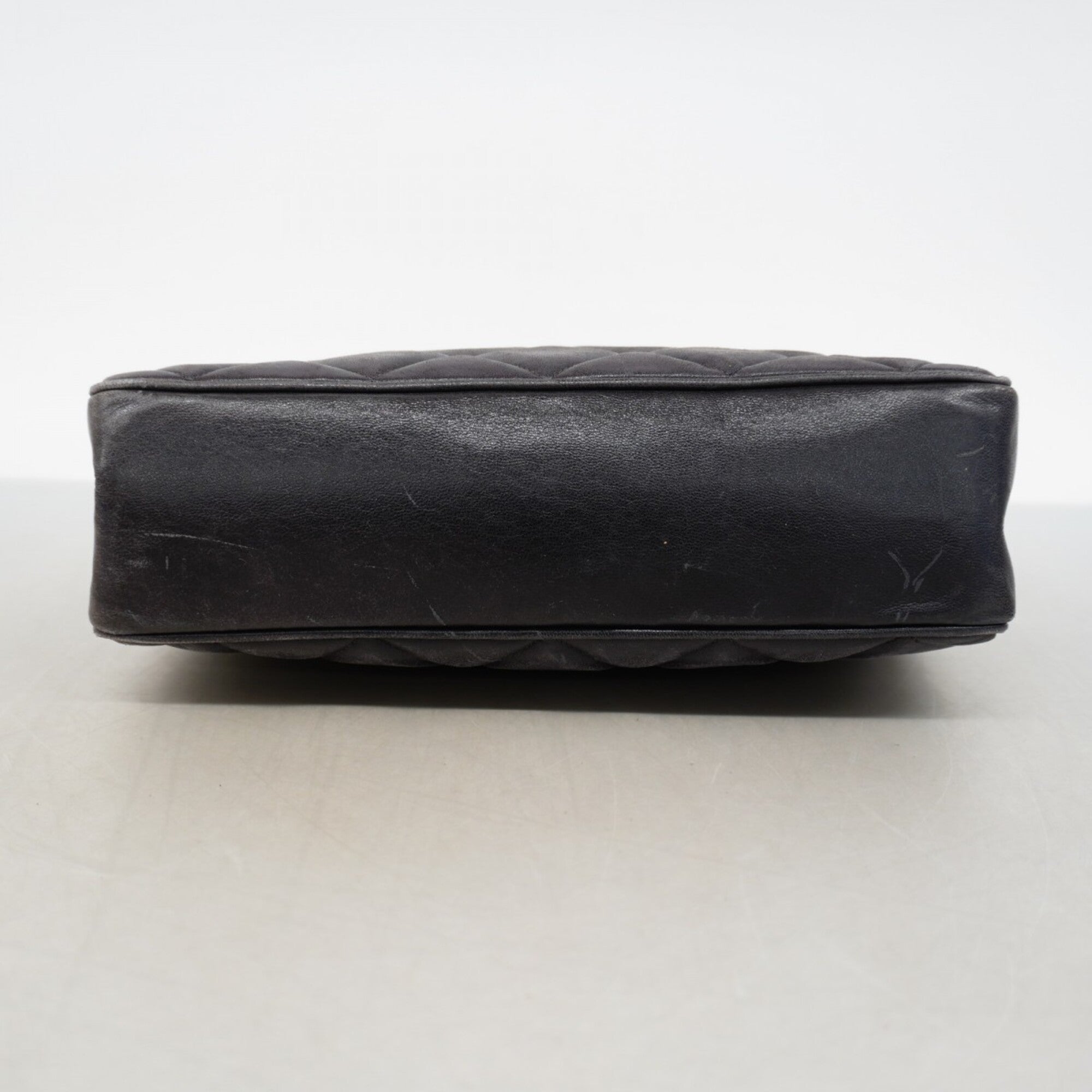 Chanel Black Leather Handbag (Pre-Owned)