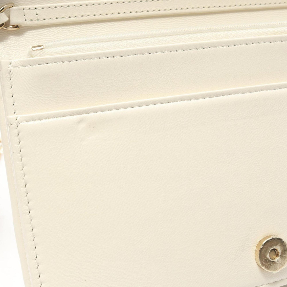 Chanel Matelasse White Leather Shoulder Bag (Pre-Owned)
