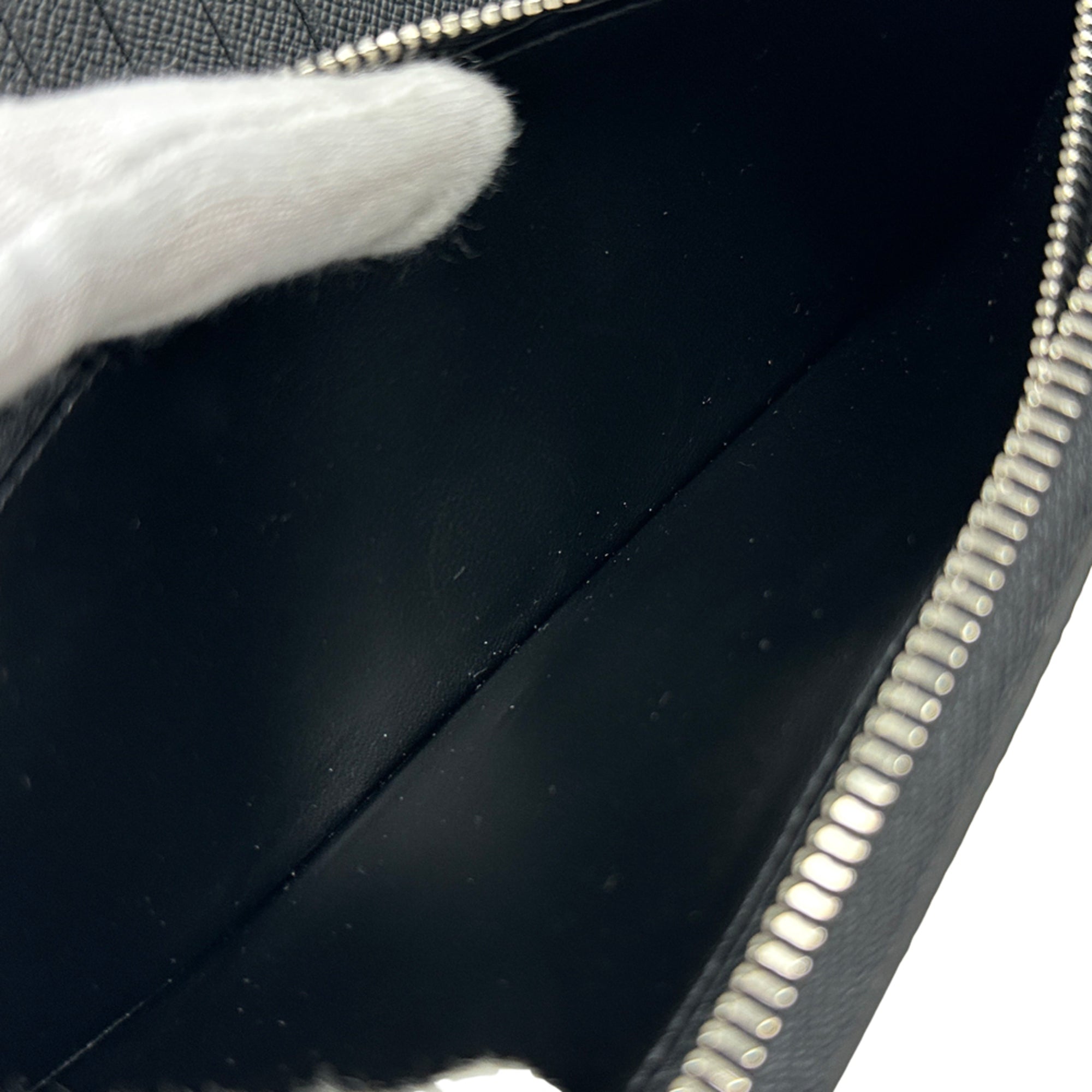 Louis Vuitton Black Noir Taiga Leather (Pre-Owned)