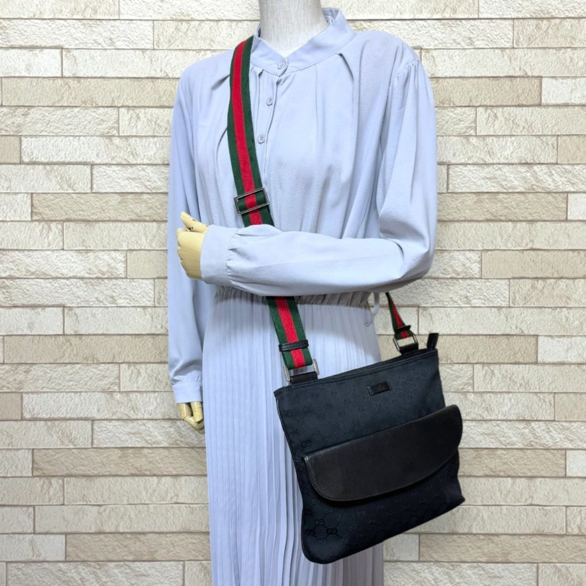 Gucci Black Gg Canvas Shoulder Bag (Pre-Owned)