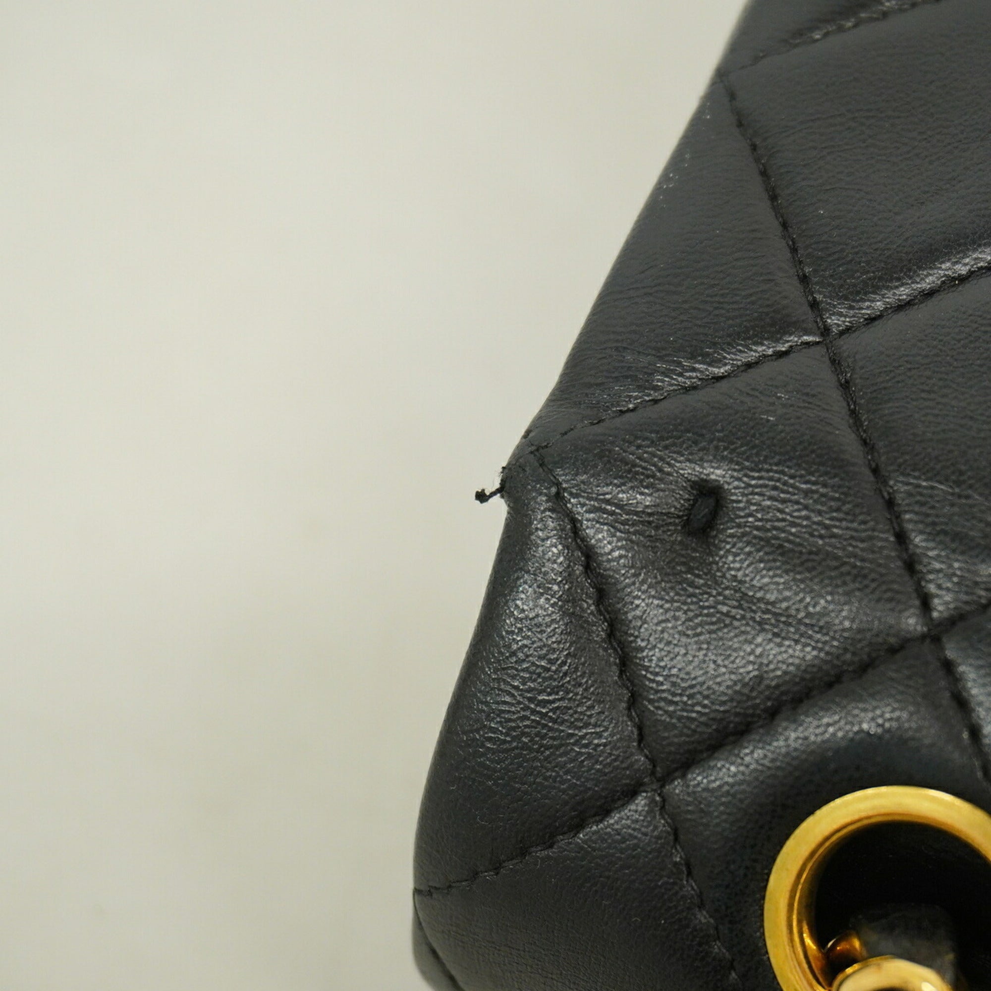 Chanel Black Leather Shoulder Bag (Pre-Owned)