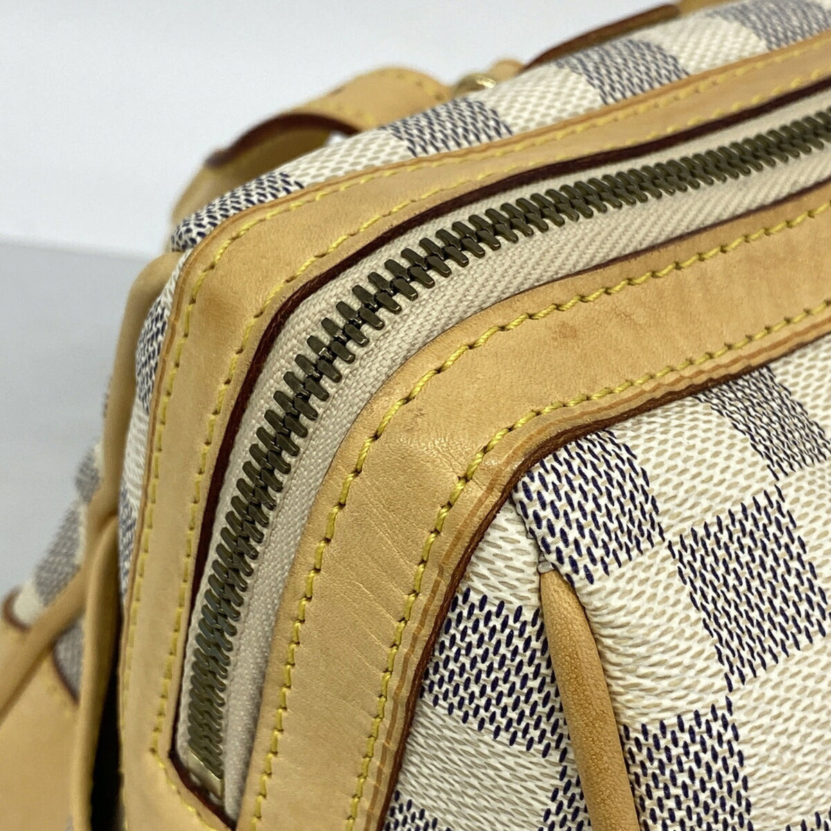 Louis Vuitton White Handbag (Pre-Owned)