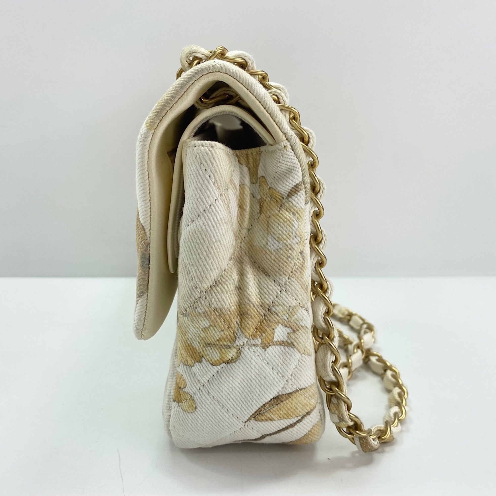 Chanel Matelasse White Canvas Shoulder Bag (Pre-Owned)
