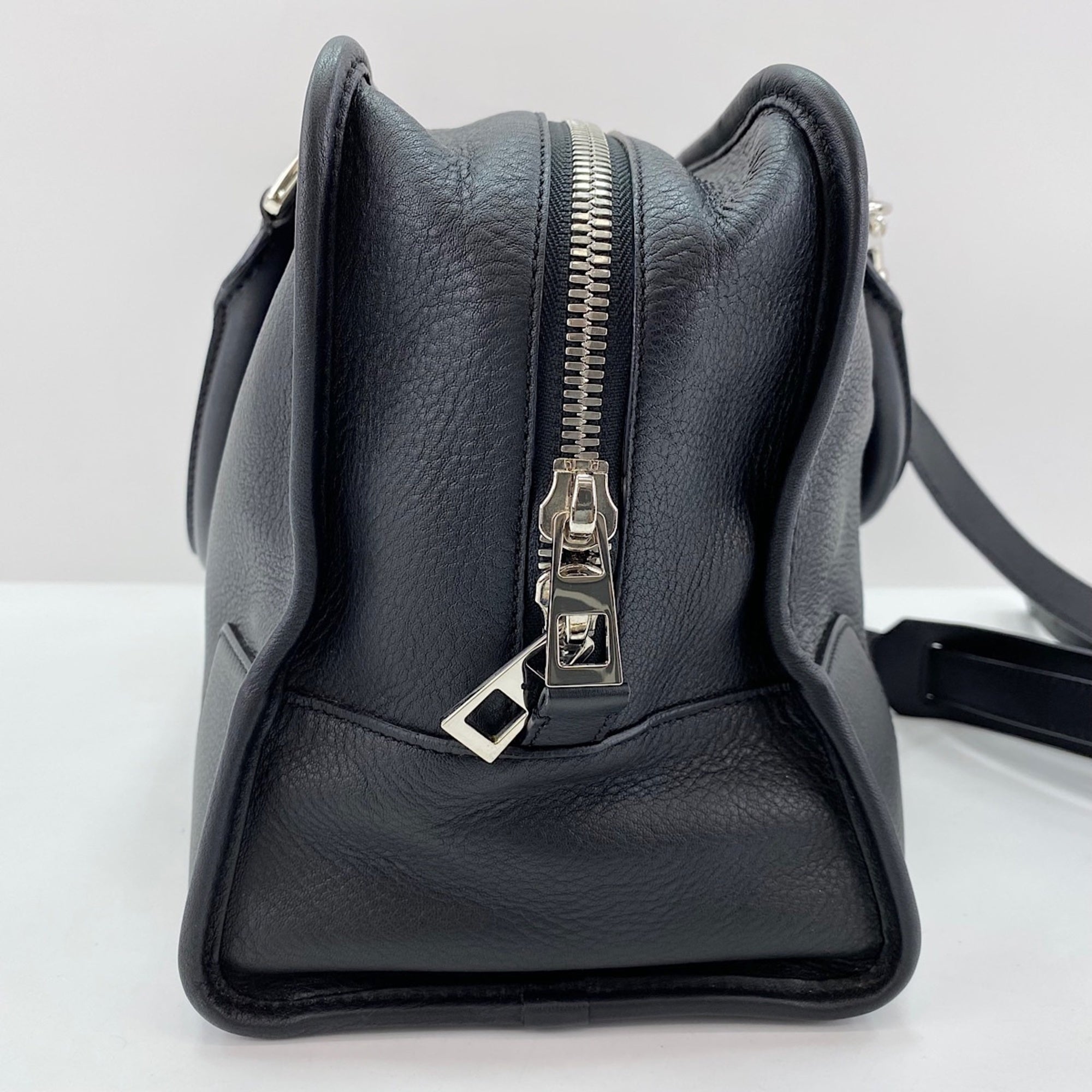 Loewe Black Leather Handbag (Pre-Owned)
