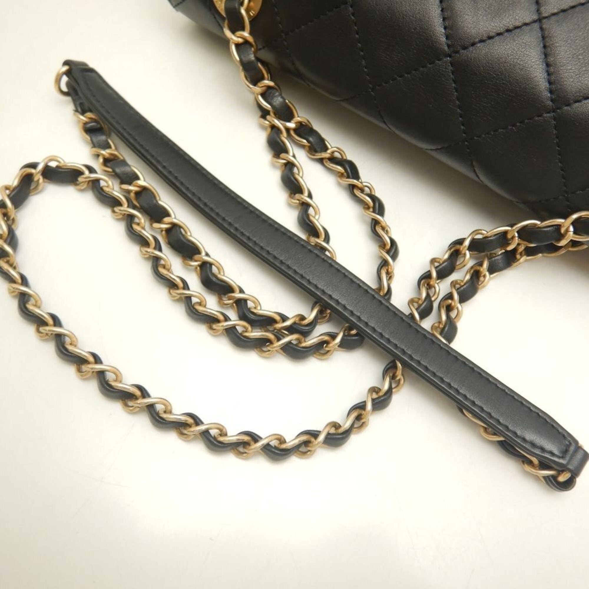 Chanel Black Leather Shoulder Bag (Pre-Owned)