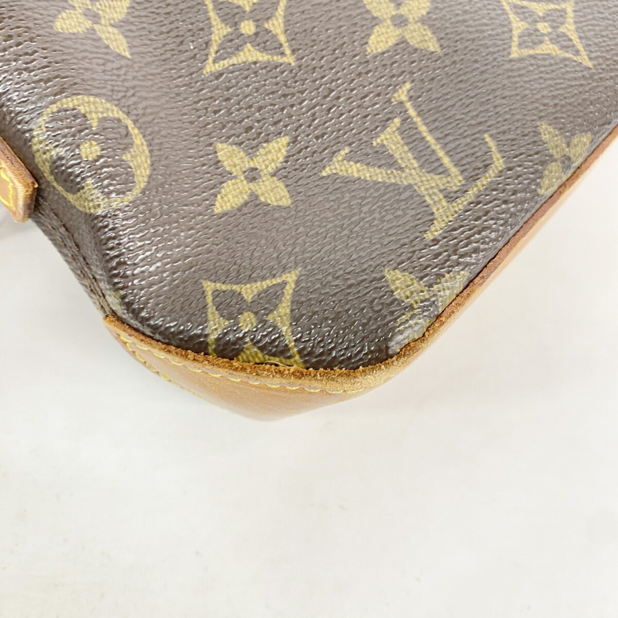 Louis Vuitton Brown Shoulder Bag (Pre-Owned)