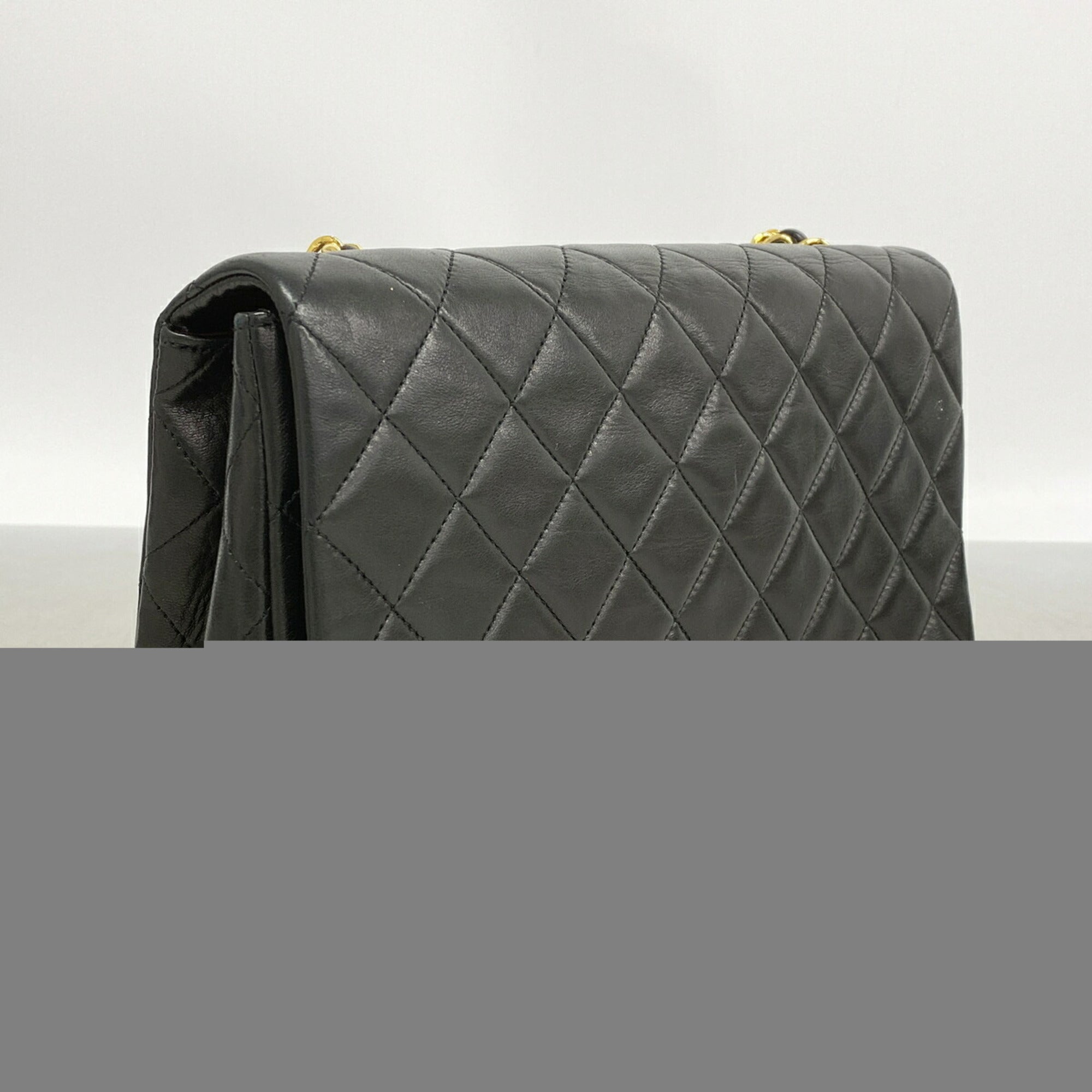Chanel Black Leather Shoulder Bag (Pre-Owned)