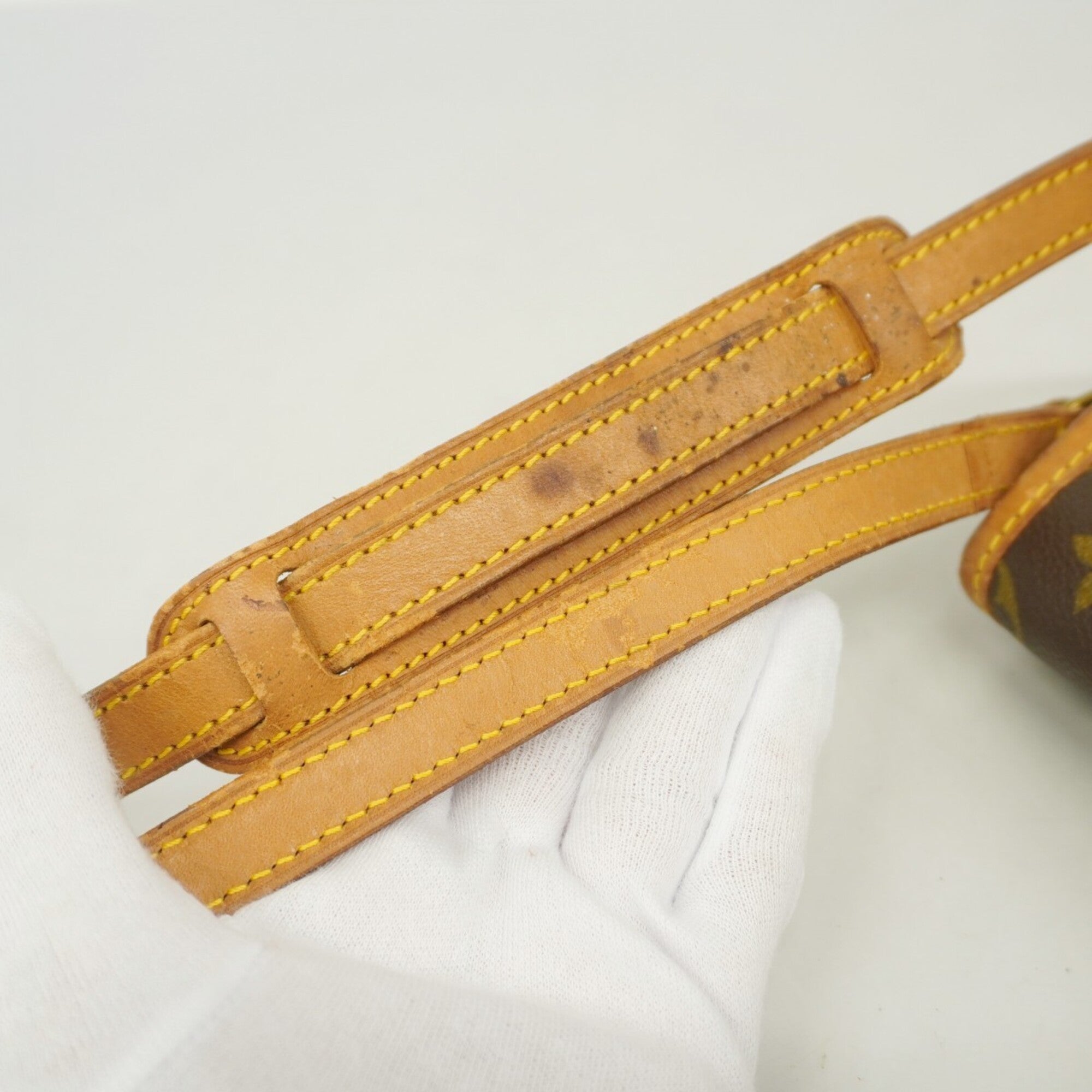 Louis Vuitton Brown Shoulder Bag (Pre-Owned)