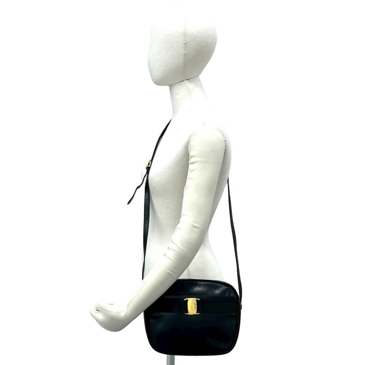 Salvatore Ferragamo Black Leather Shoulder Bag (Pre-Owned)
