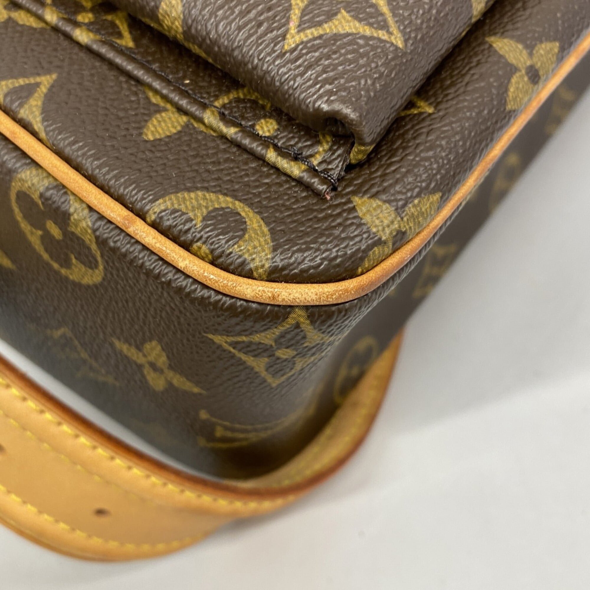 Louis Vuitton Brown Shoulder Bag (Pre-Owned)