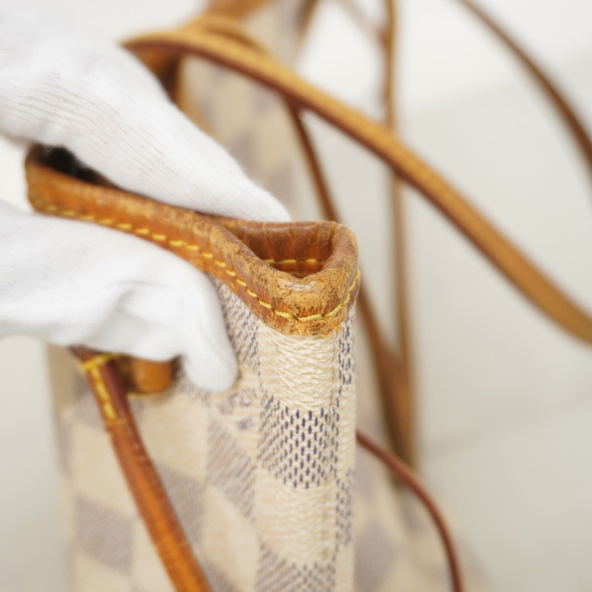 Louis Vuitton White Tote Bag (Pre-Owned)