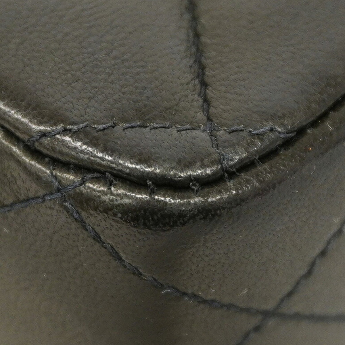 Chanel Black Leather Shoulder Bag (Pre-Owned)