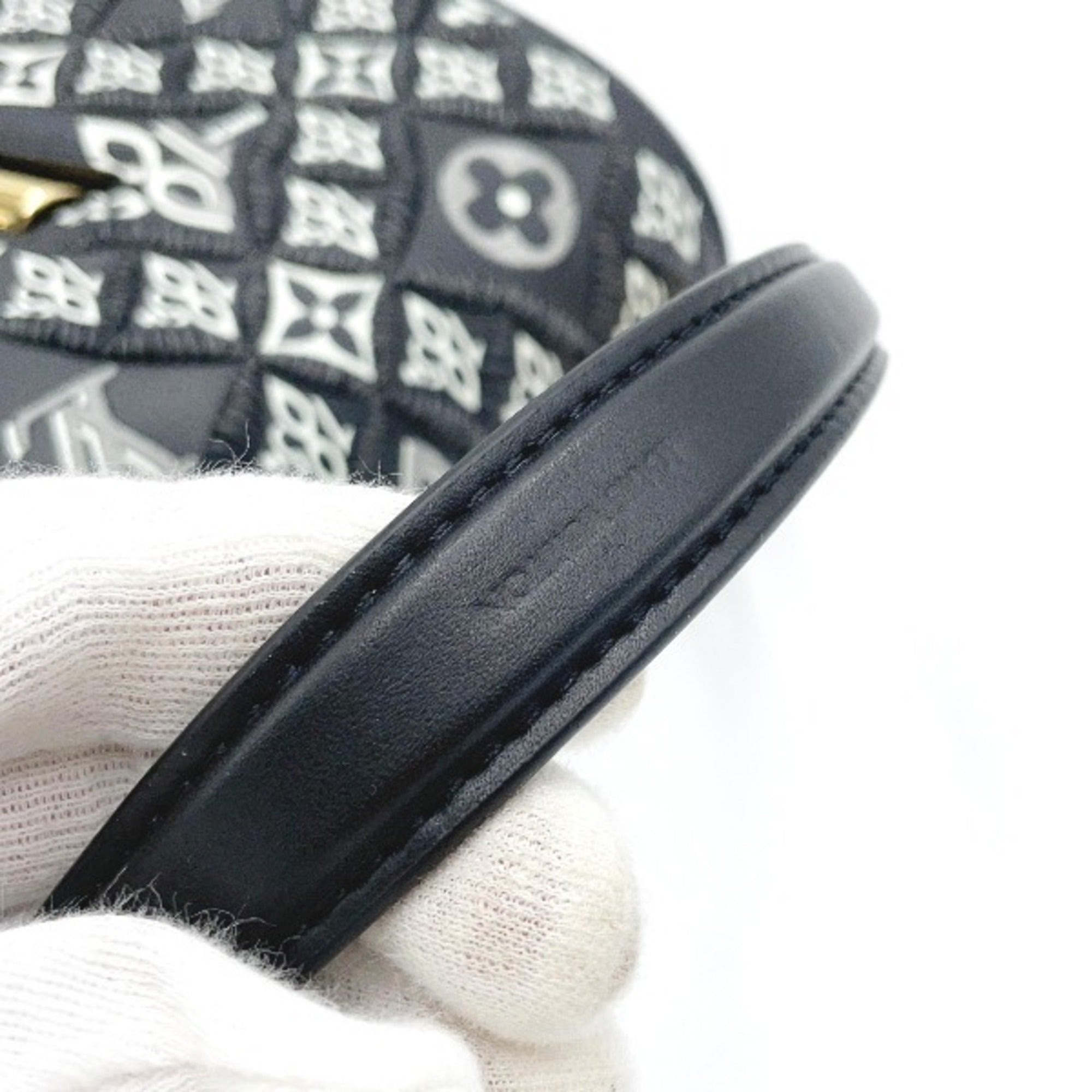 Louis Vuitton Black Leather Shoulder Bag (Pre-Owned)