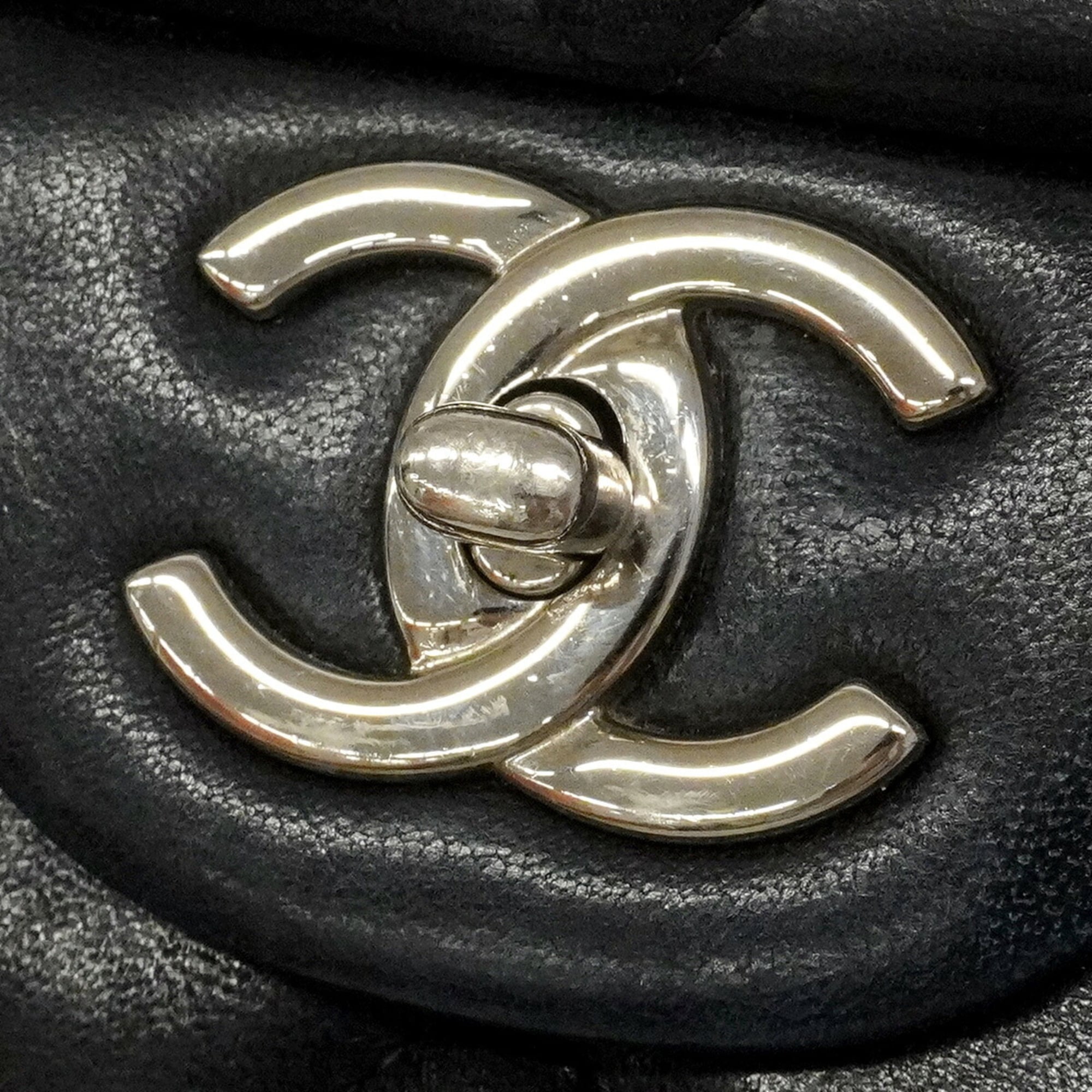 Chanel Black Leather Shoulder Bag (Pre-Owned)
