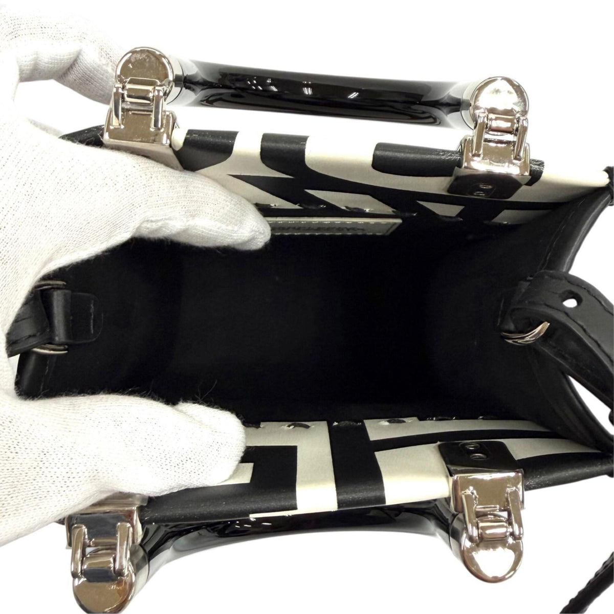 Fendi Black White Leather Handbag (Pre-Owned)