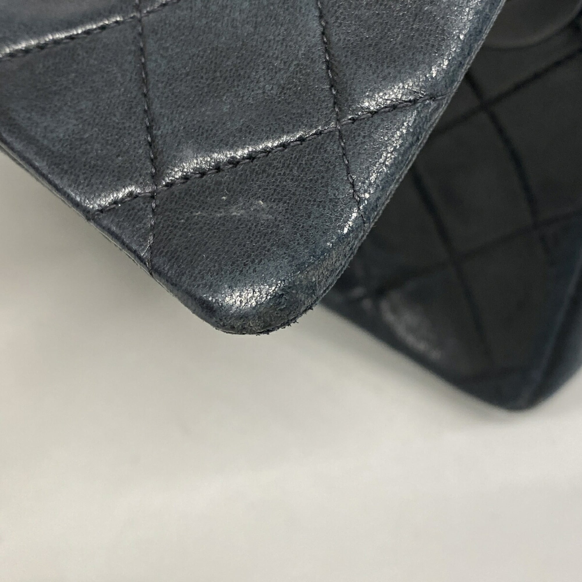Chanel Black Leather Shoulder Bag (Pre-Owned)