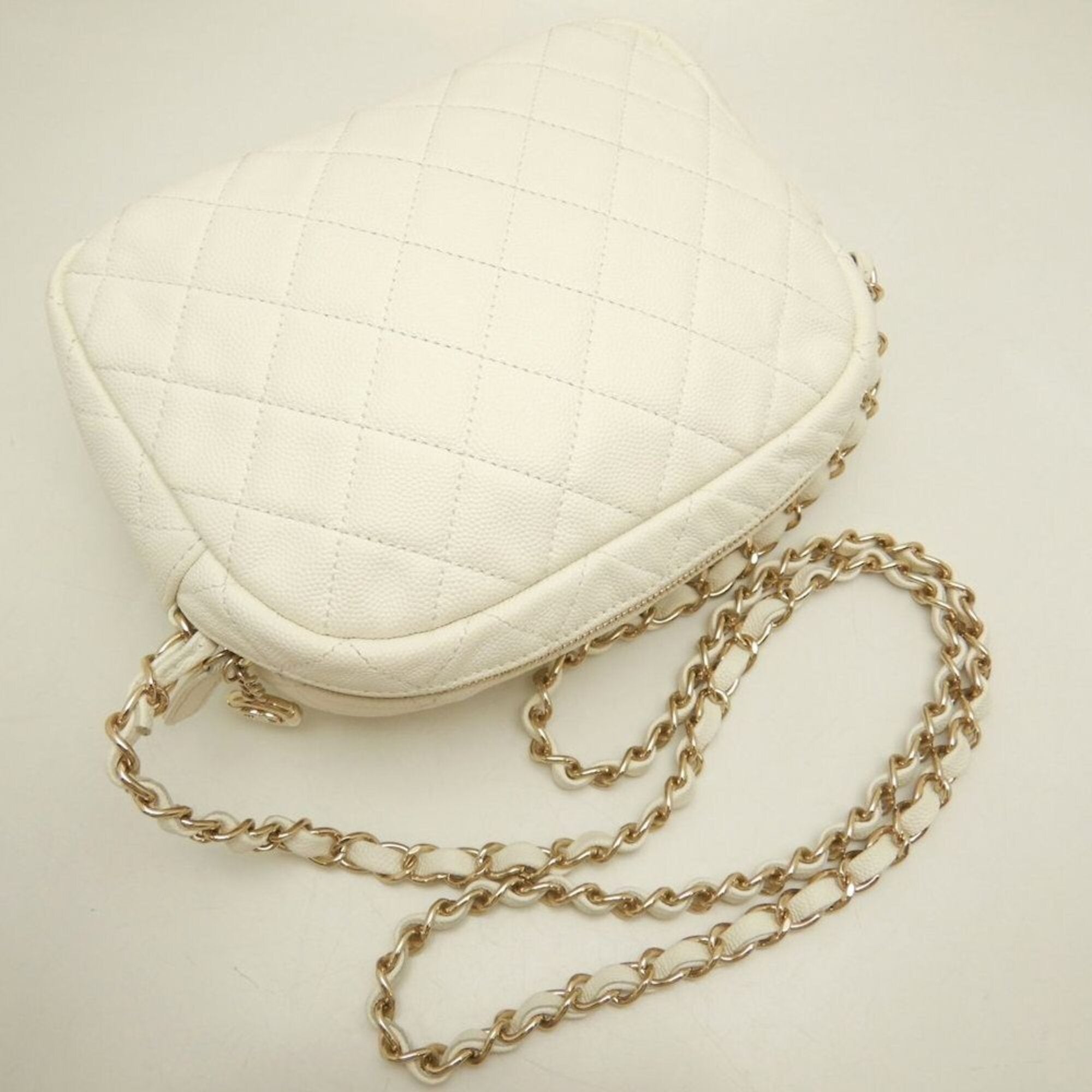 Chanel White Grained Calfskin Shoulder Bag (Pre-Owned)