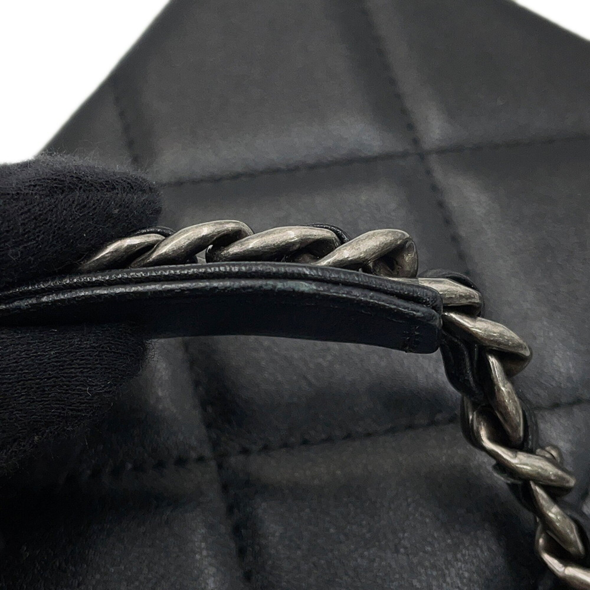 Chanel Black Leather Shoulder Bag (Pre-Owned)