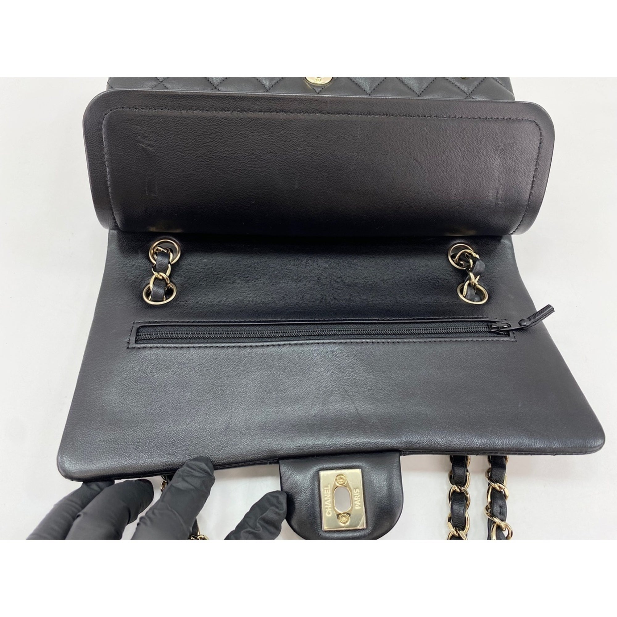 Chanel Black Shoulder Bag (Pre-Owned)