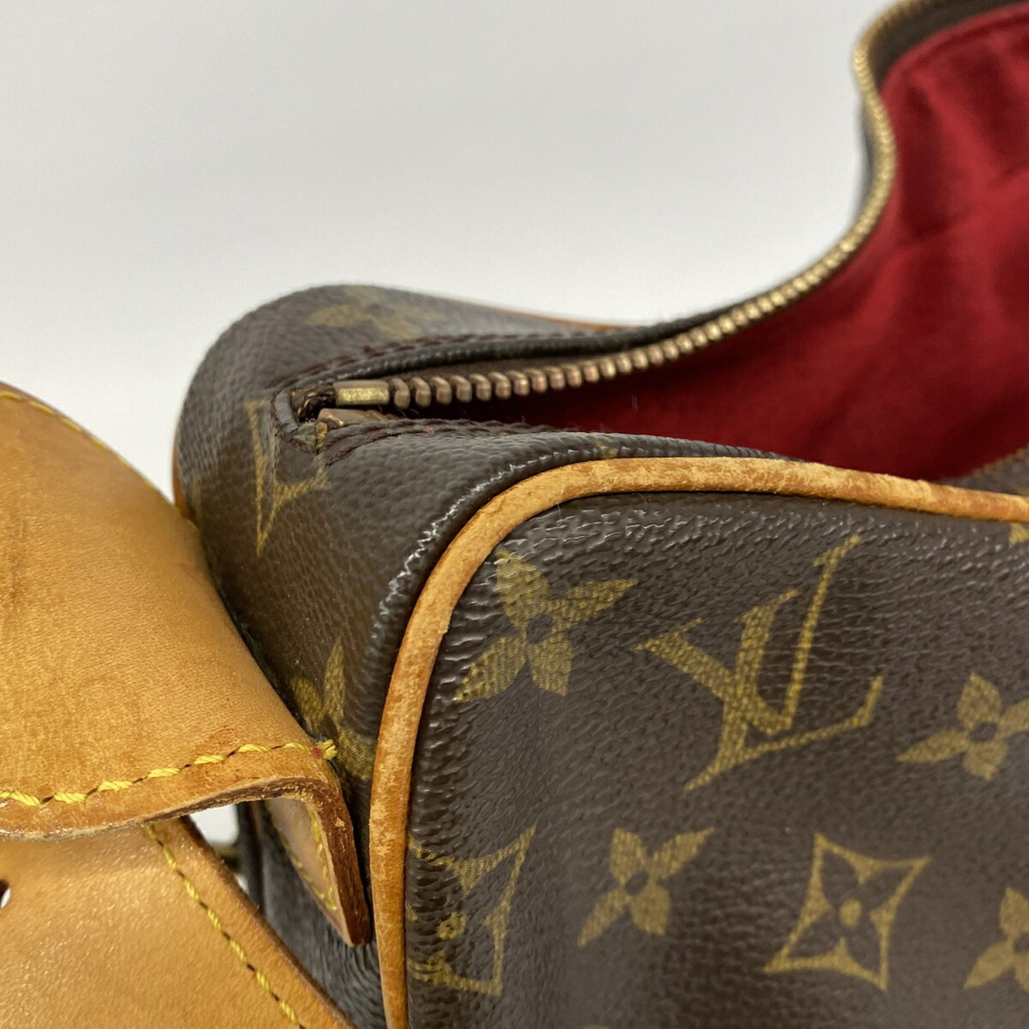 Louis Vuitton Brown Shoulder Bag (Pre-Owned)