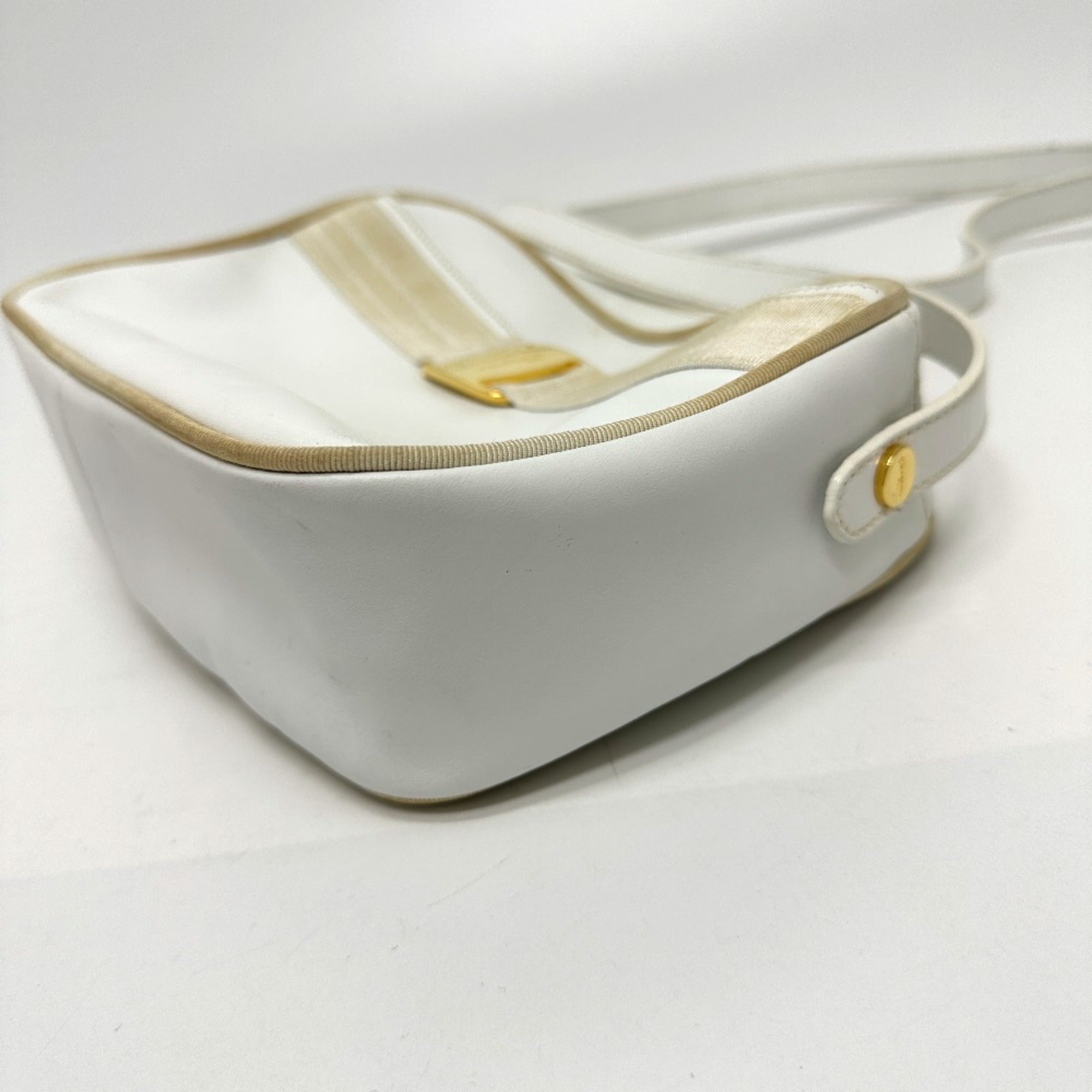 Salvatore Ferragamo White Leather Shoulder Bag (Pre-Owned)