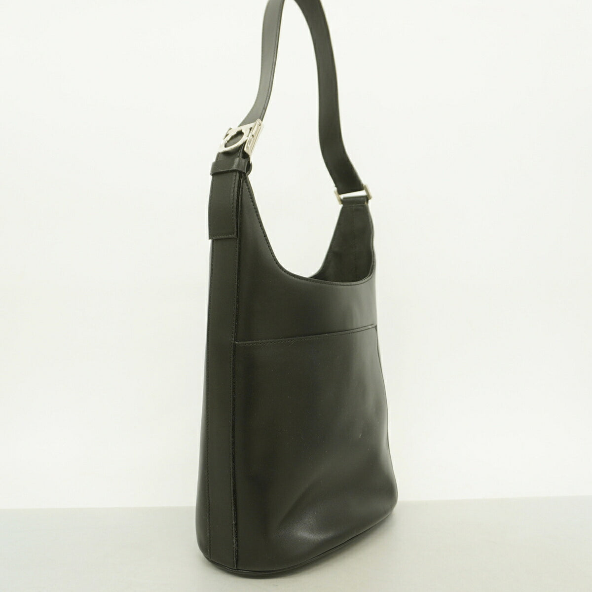 Salvatore Ferragamo Black Leather Shoulder Bag (Pre-Owned)