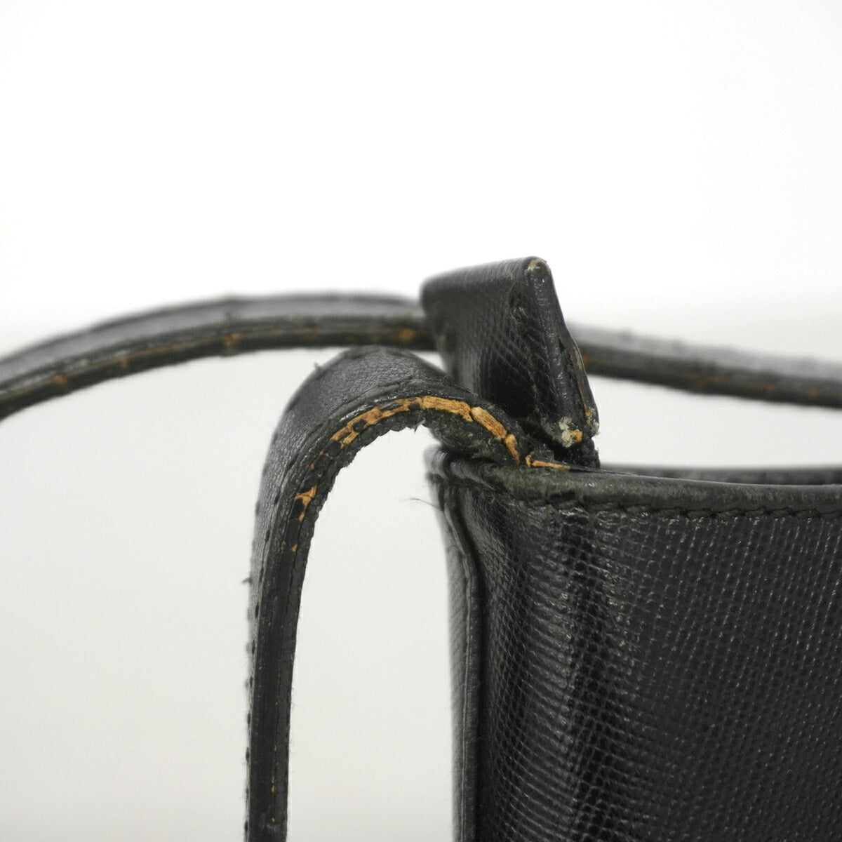 Salvatore Ferragamo Black Leather Shoulder Bag (Pre-Owned)