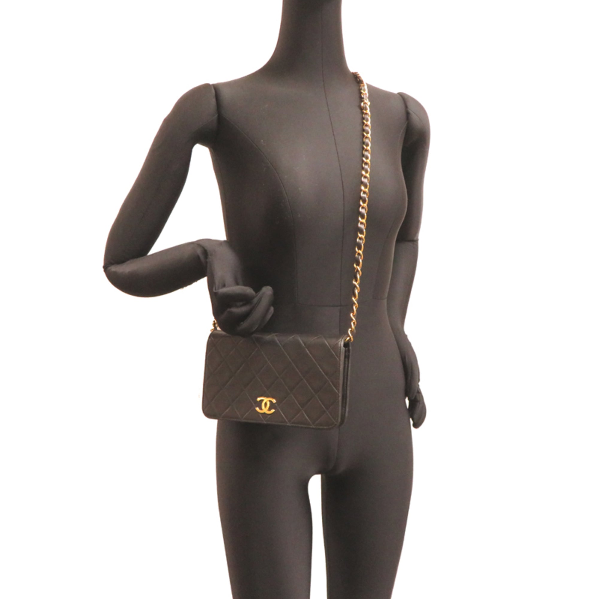 Chanel Black Leather Shoulder Bag (Pre-Owned)