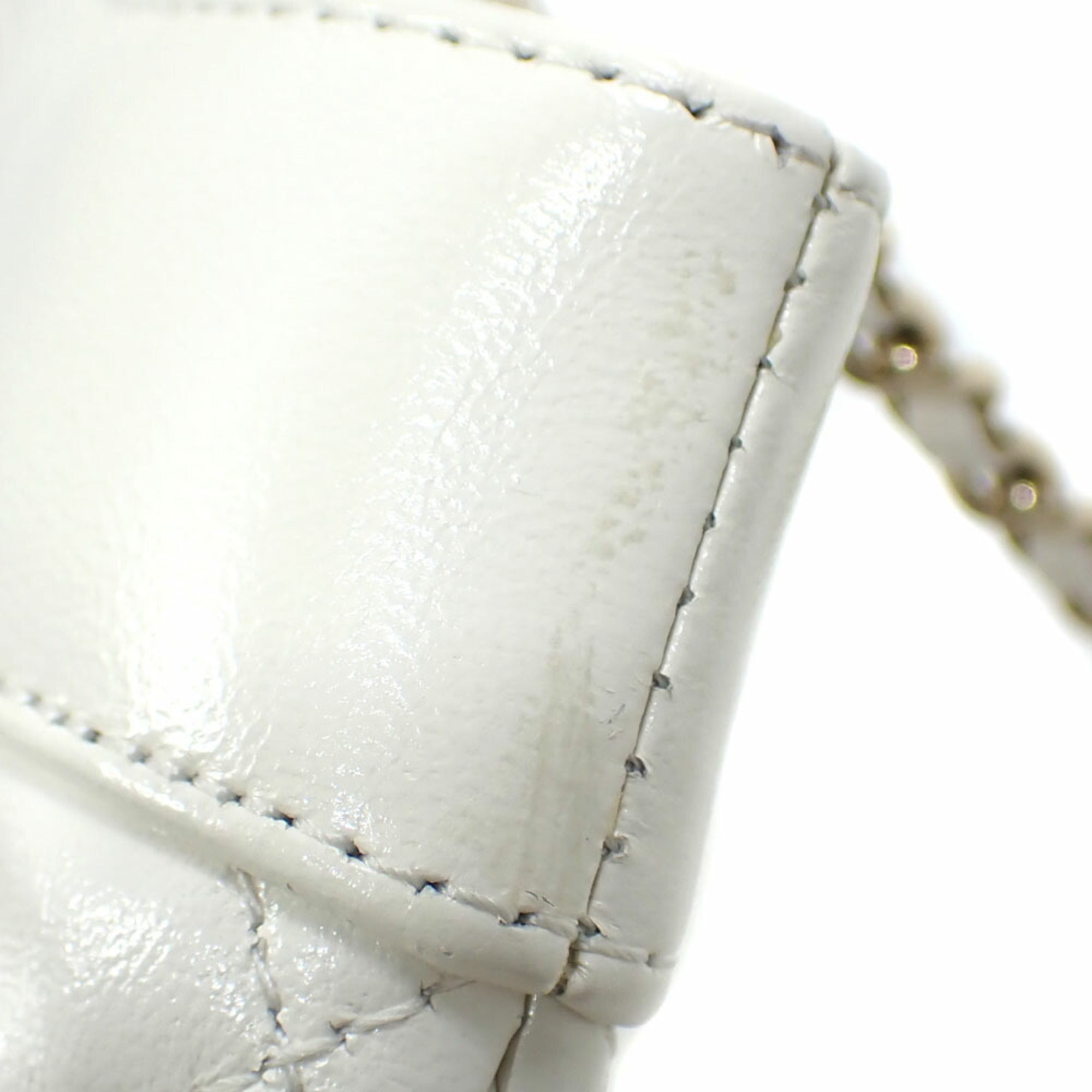 Chanel Matelasse White Leather Shoulder Bag (Pre-Owned)