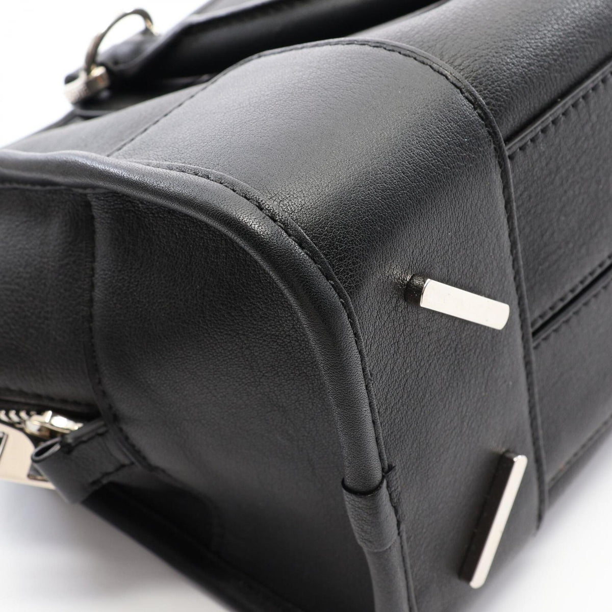 Loewe Black Leather Handbag (Pre-Owned)