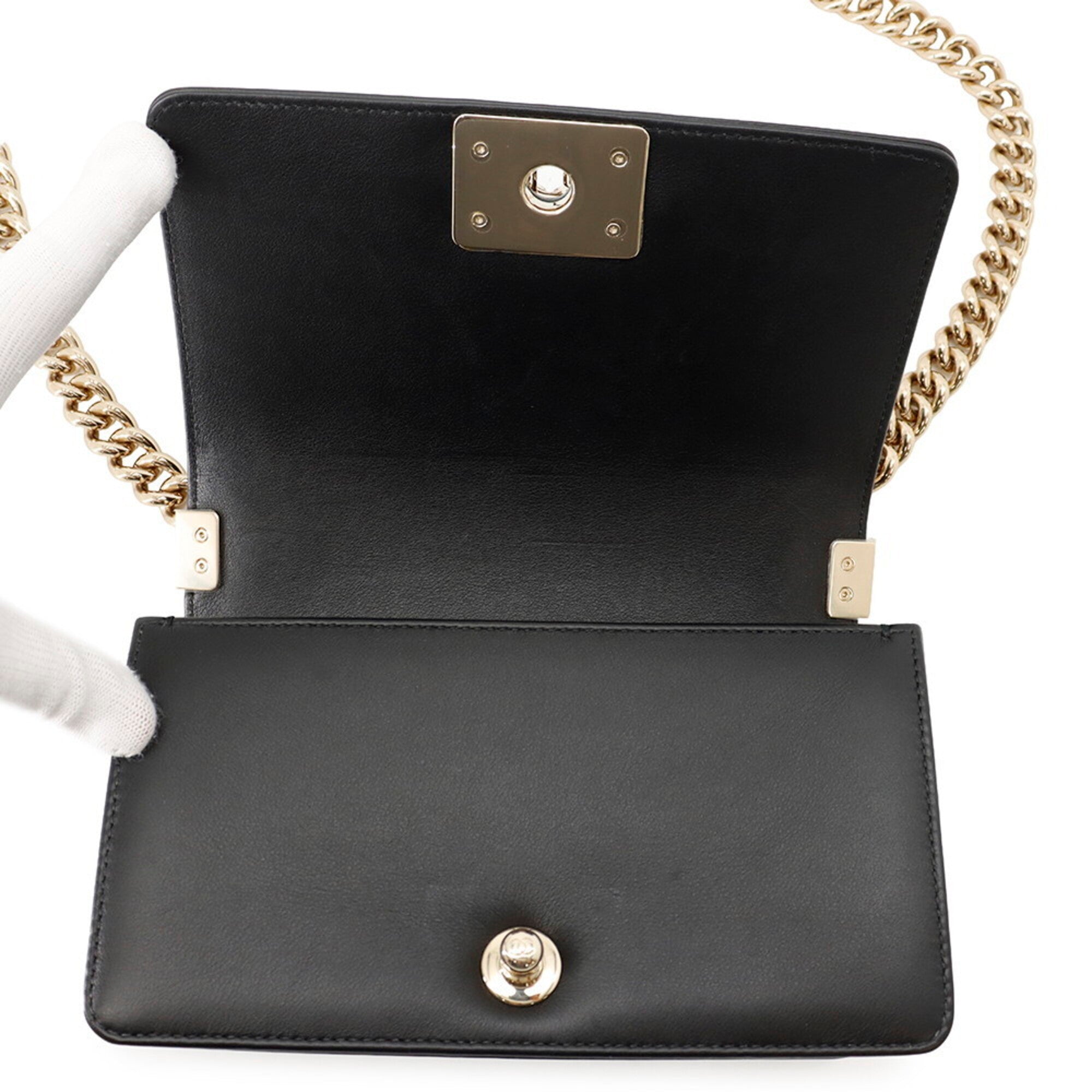 Chanel Matelasse Black Leather Shoulder Bag (Pre-Owned)
