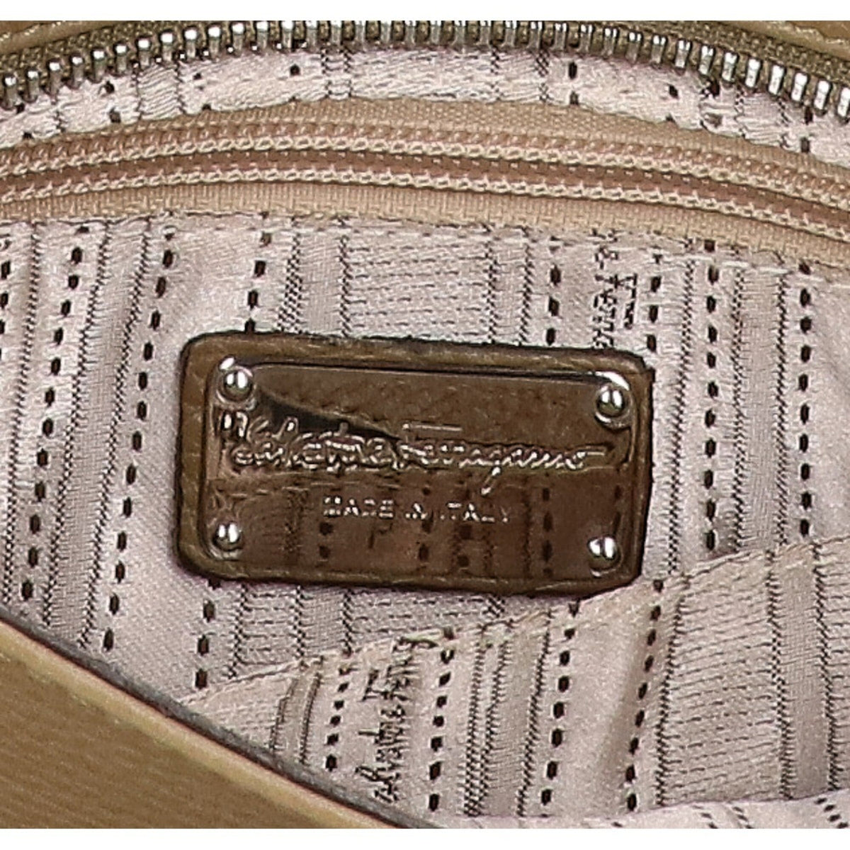 Salvatore Ferragamo Green Leather Handbag (Pre-Owned)