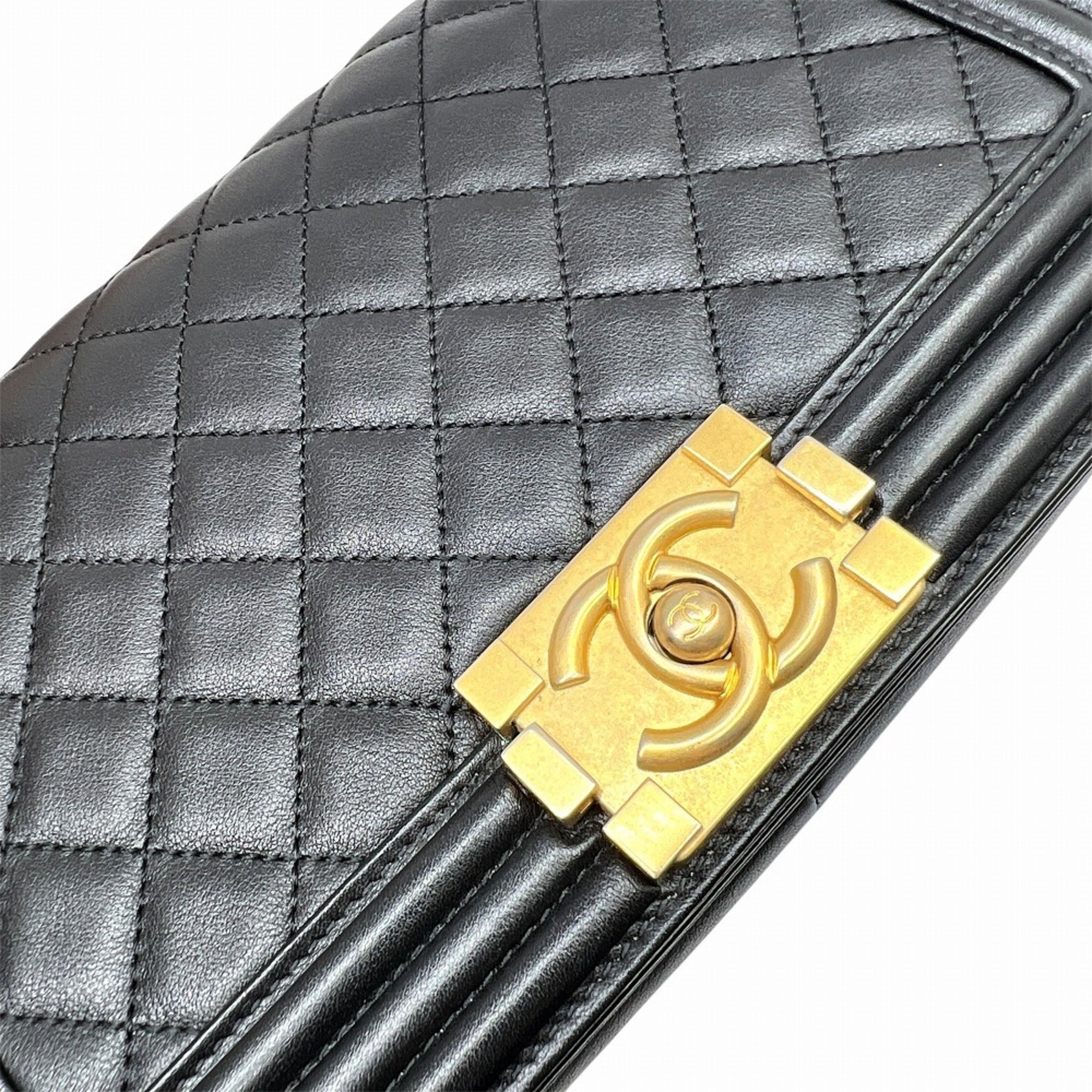 Chanel Matelasse Black Leather Shoulder Bag (Pre-Owned)