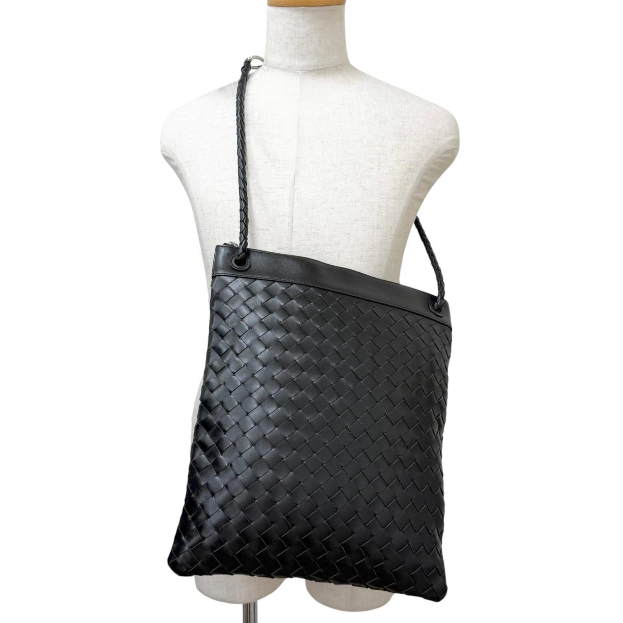 Bottega Veneta Black Leather Shoulder Bag (Pre-Owned)