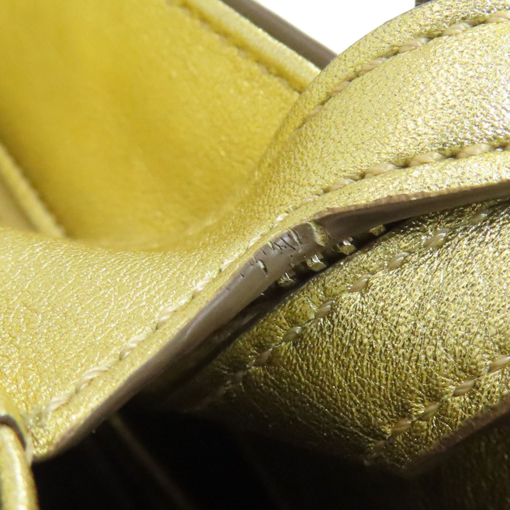 Tod's Gold Leather Handbag (Pre-Owned)