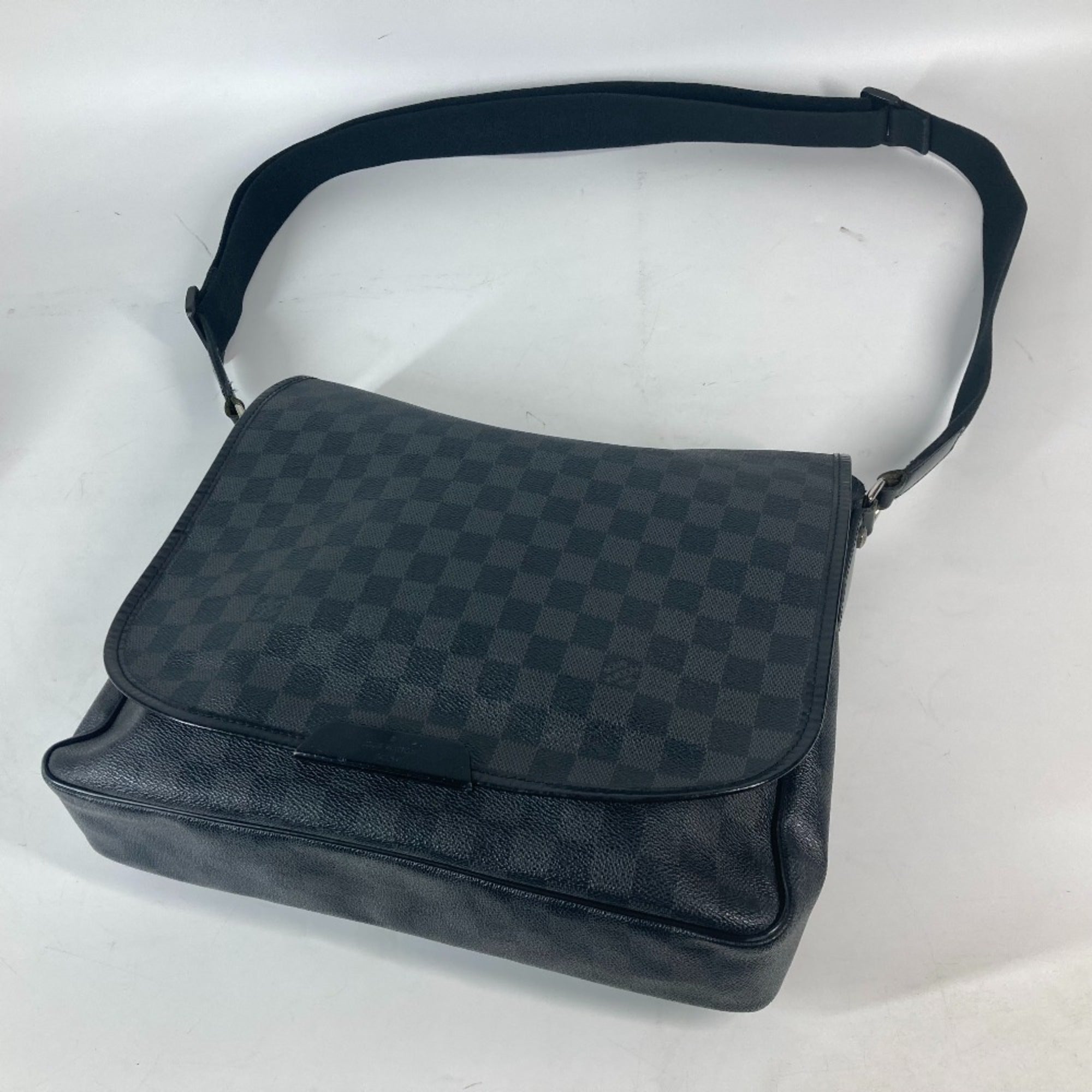 Louis Vuitton Black Damier Graphite Messenger Bag Shoulder Bag (Pre-Owned)