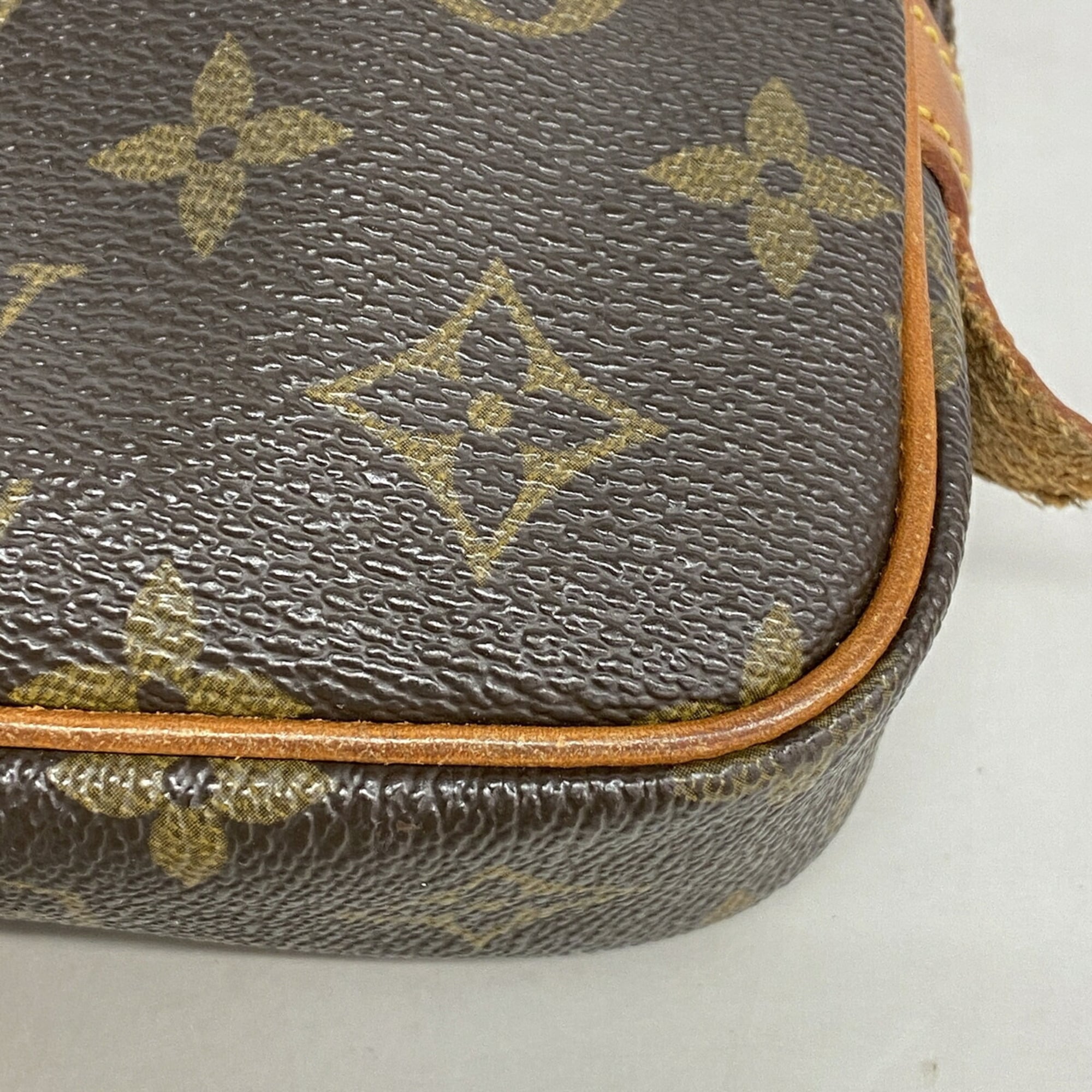 Louis Vuitton Brown Shoulder Bag (Pre-Owned)