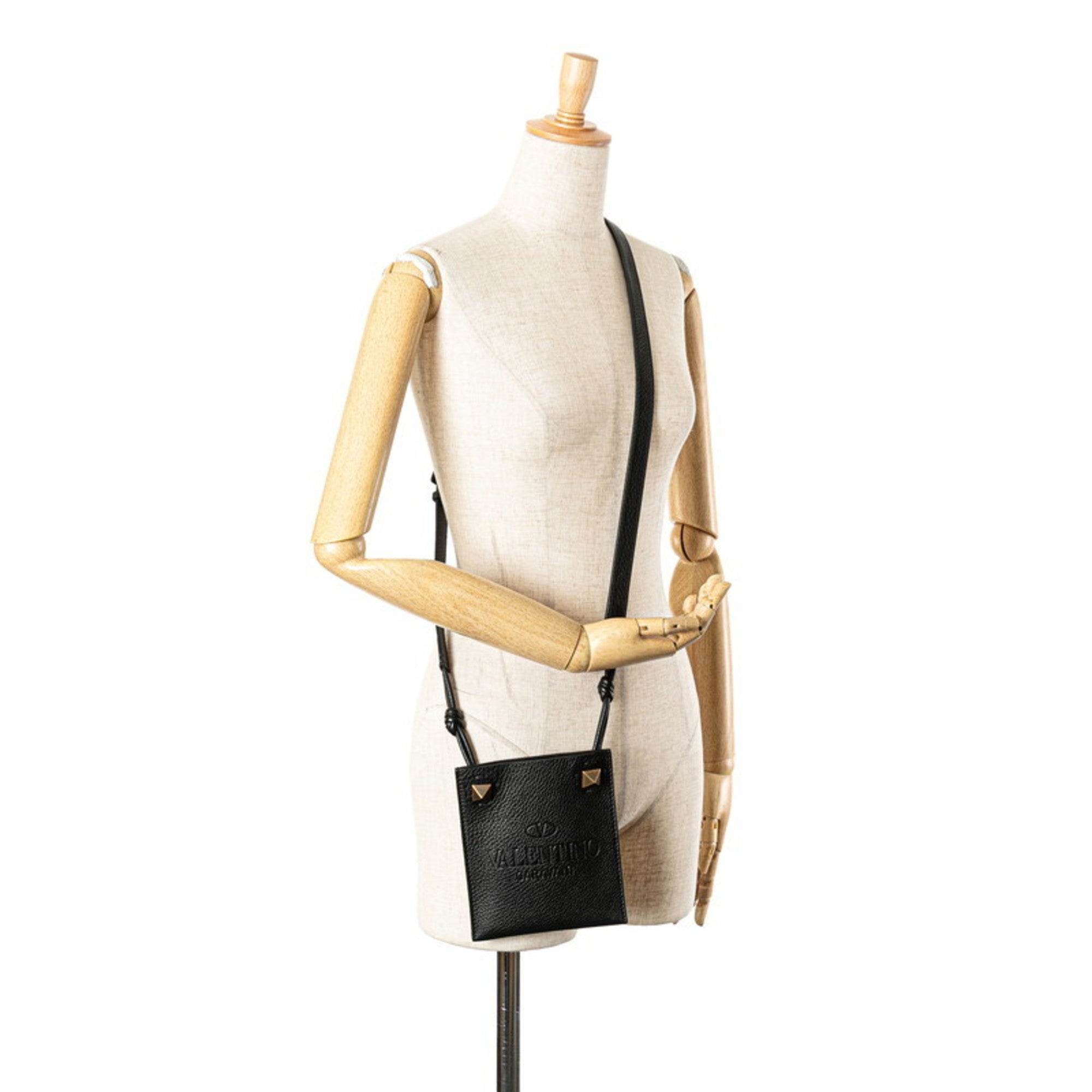 Valentino Garavani Black Leather Shoulder Bag (Pre-Owned)