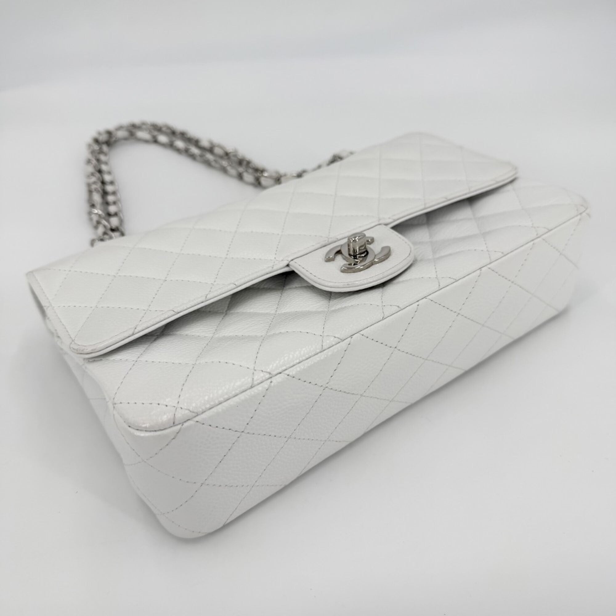 Chanel White Grained Calfskin Shoulder Bag (Pre-Owned)