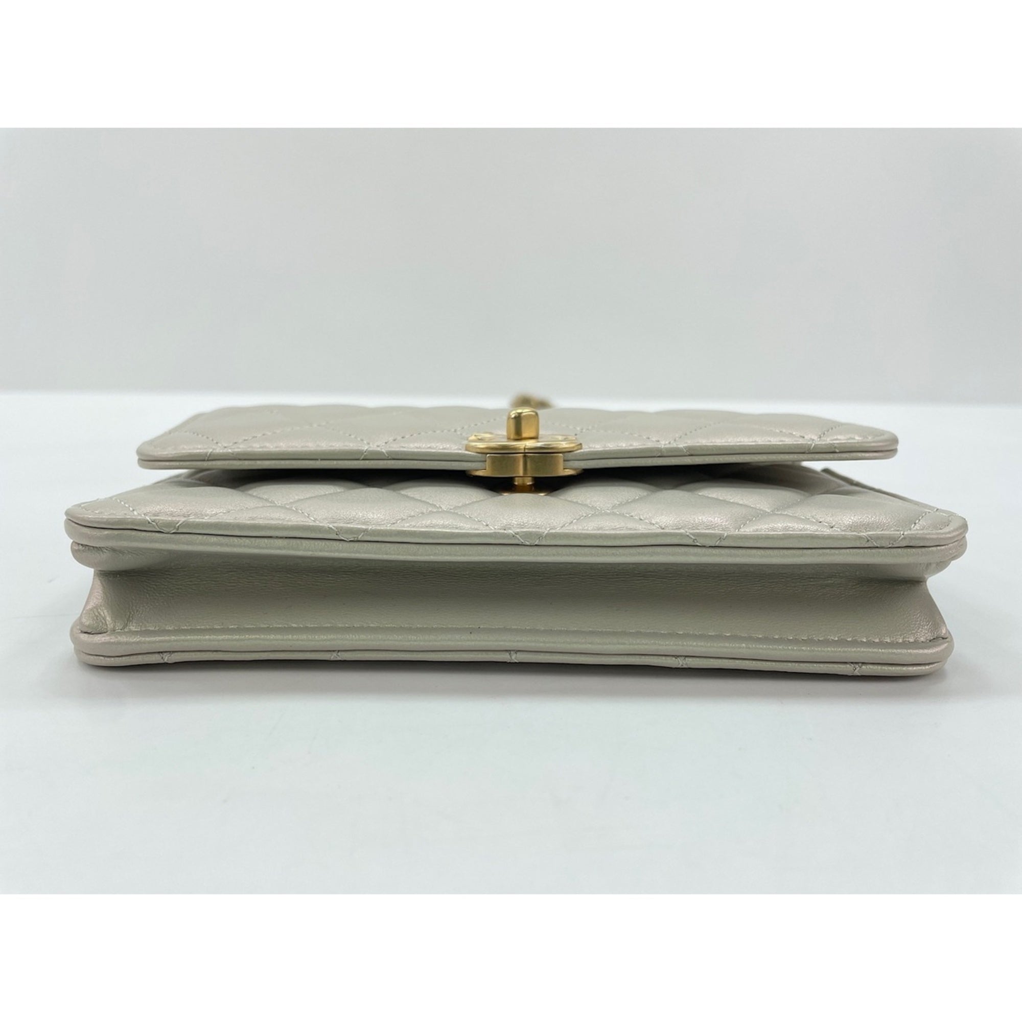 Chanel Matelasse White Handbag (Pre-Owned)