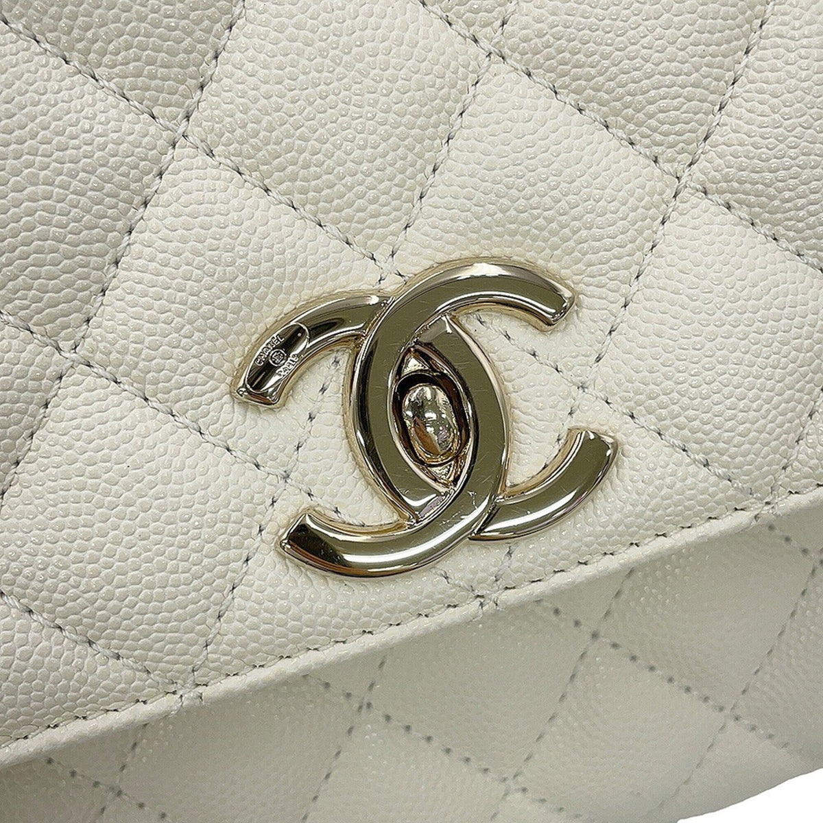 Chanel Matelasse White Grained Calfskin Handbag (Pre-Owned)