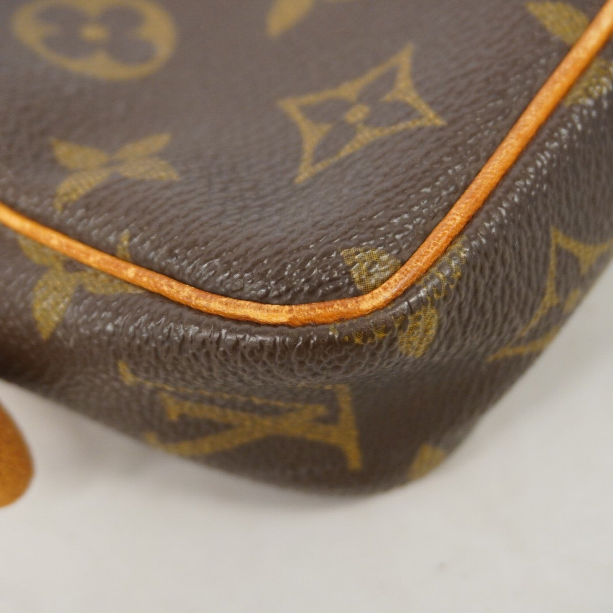 Louis Vuitton Brown Shoulder Bag (Pre-Owned)