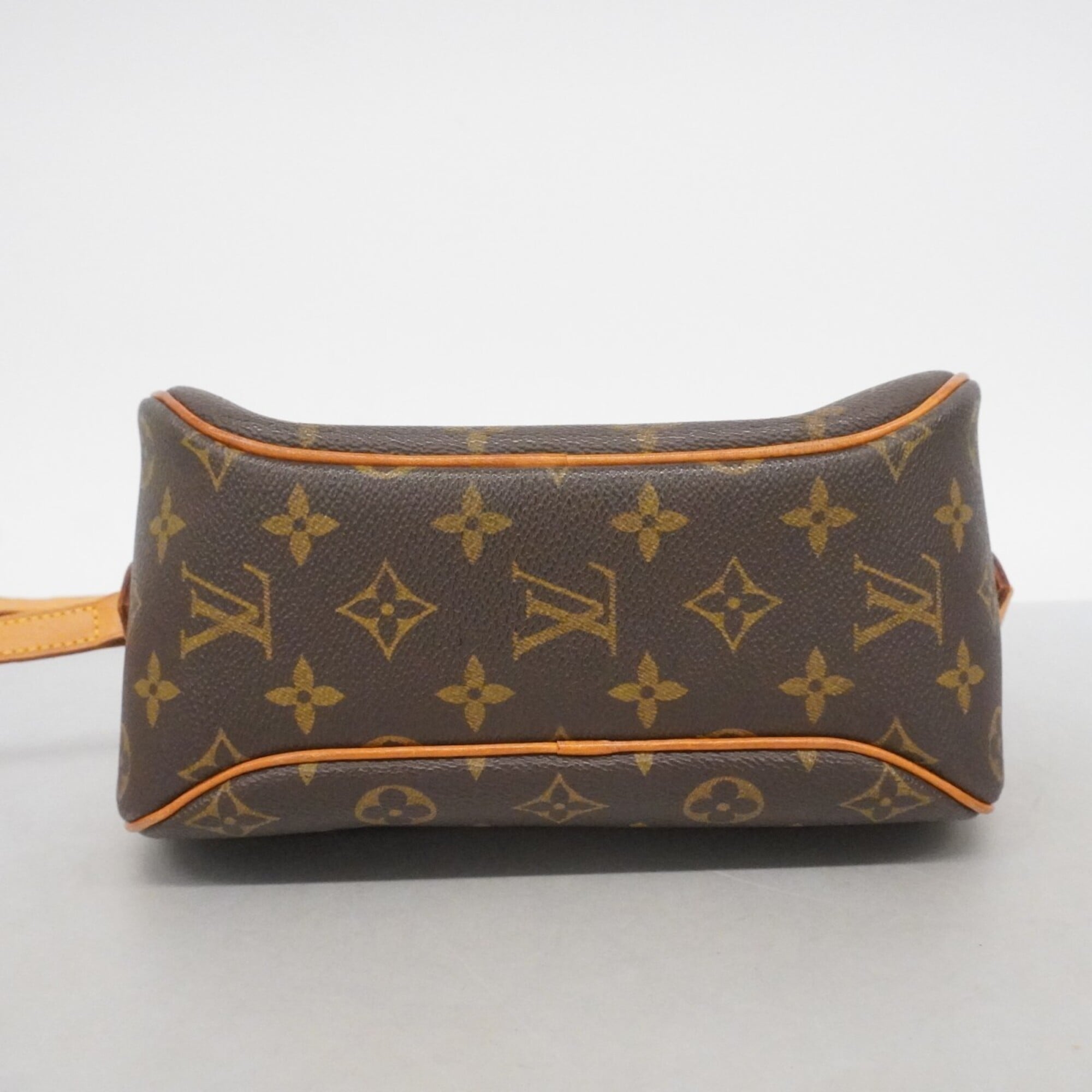 Louis Vuitton Brown Shoulder Bag (Pre-Owned)
