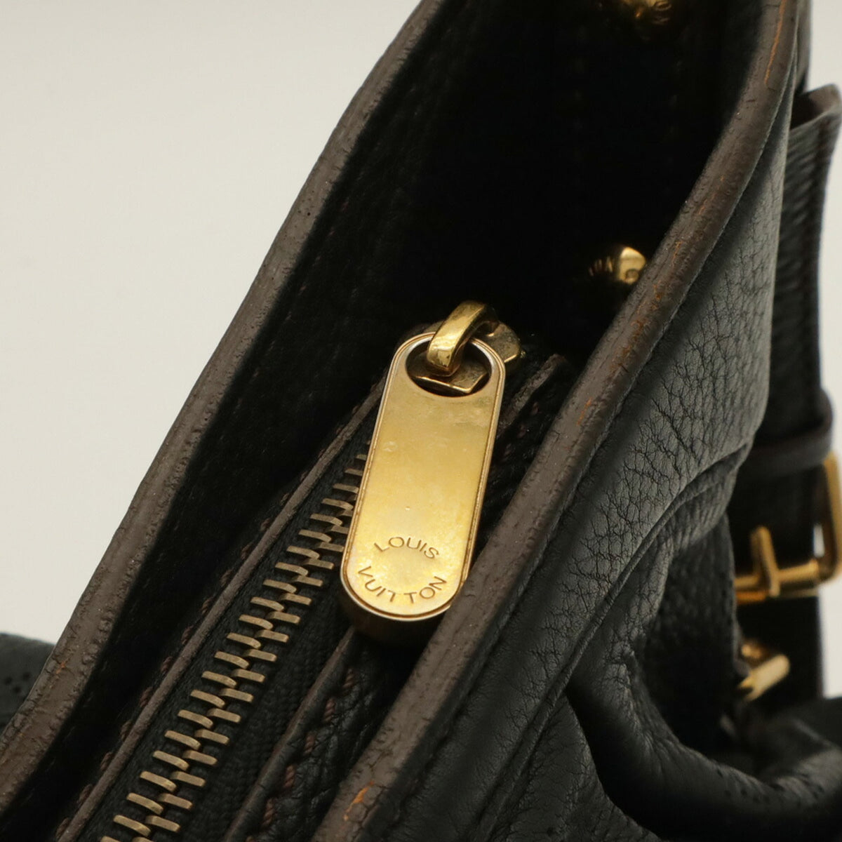 Louis Vuitton Noir Leather Shoulder Bag (Pre-Owned)
