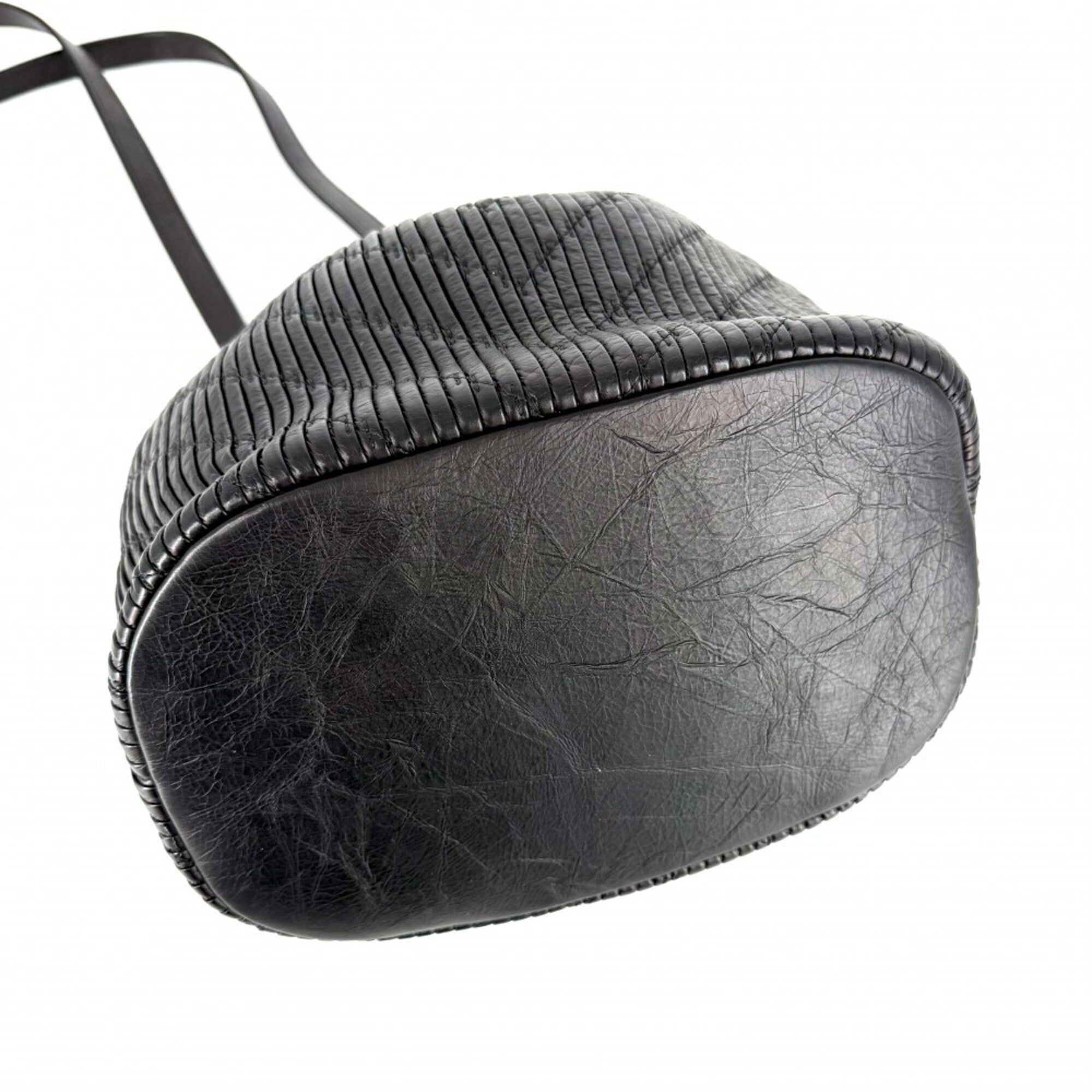 Chanel Black Leather Shoulder Bag (Pre-Owned)
