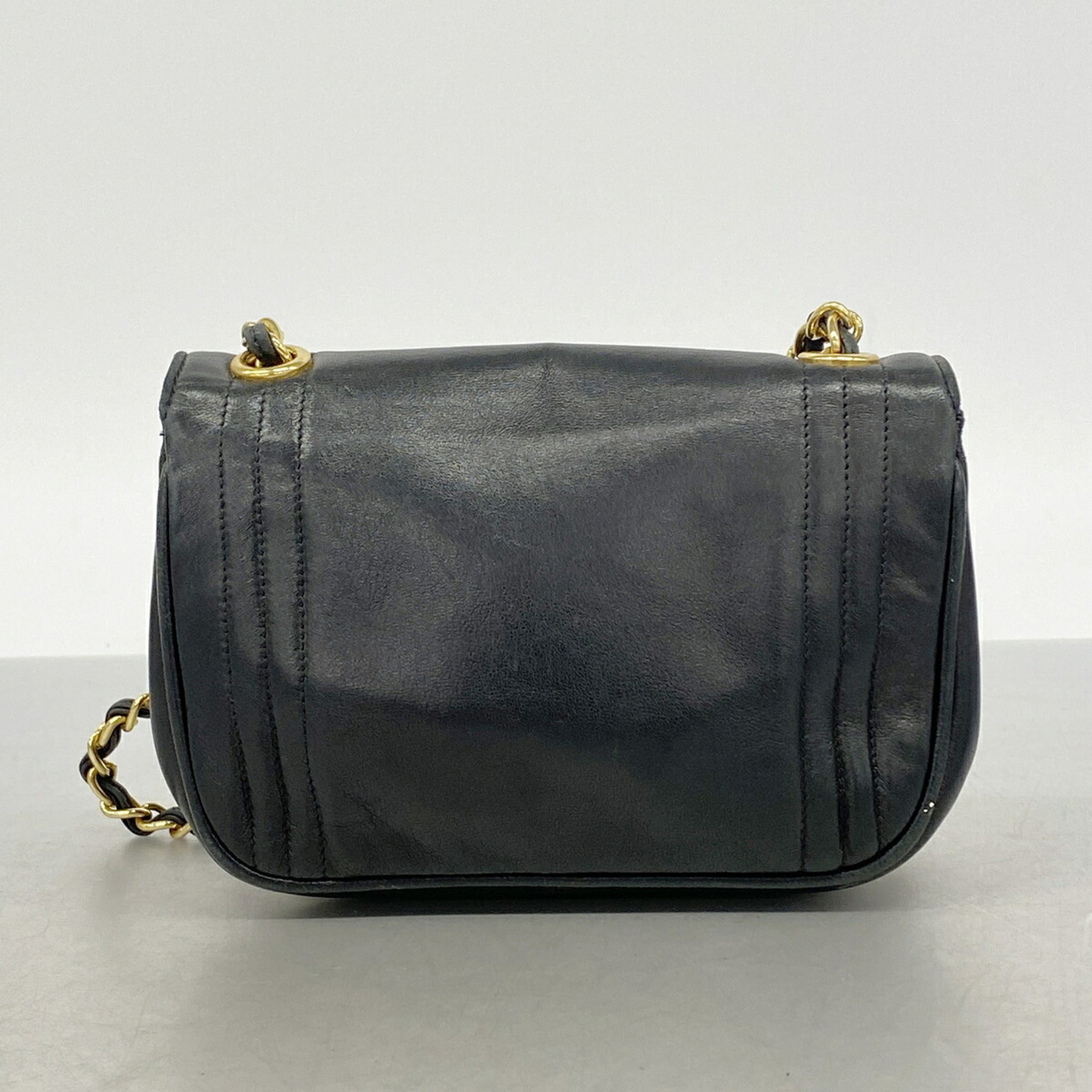 Chanel Black Leather Shoulder Bag (Pre-Owned)