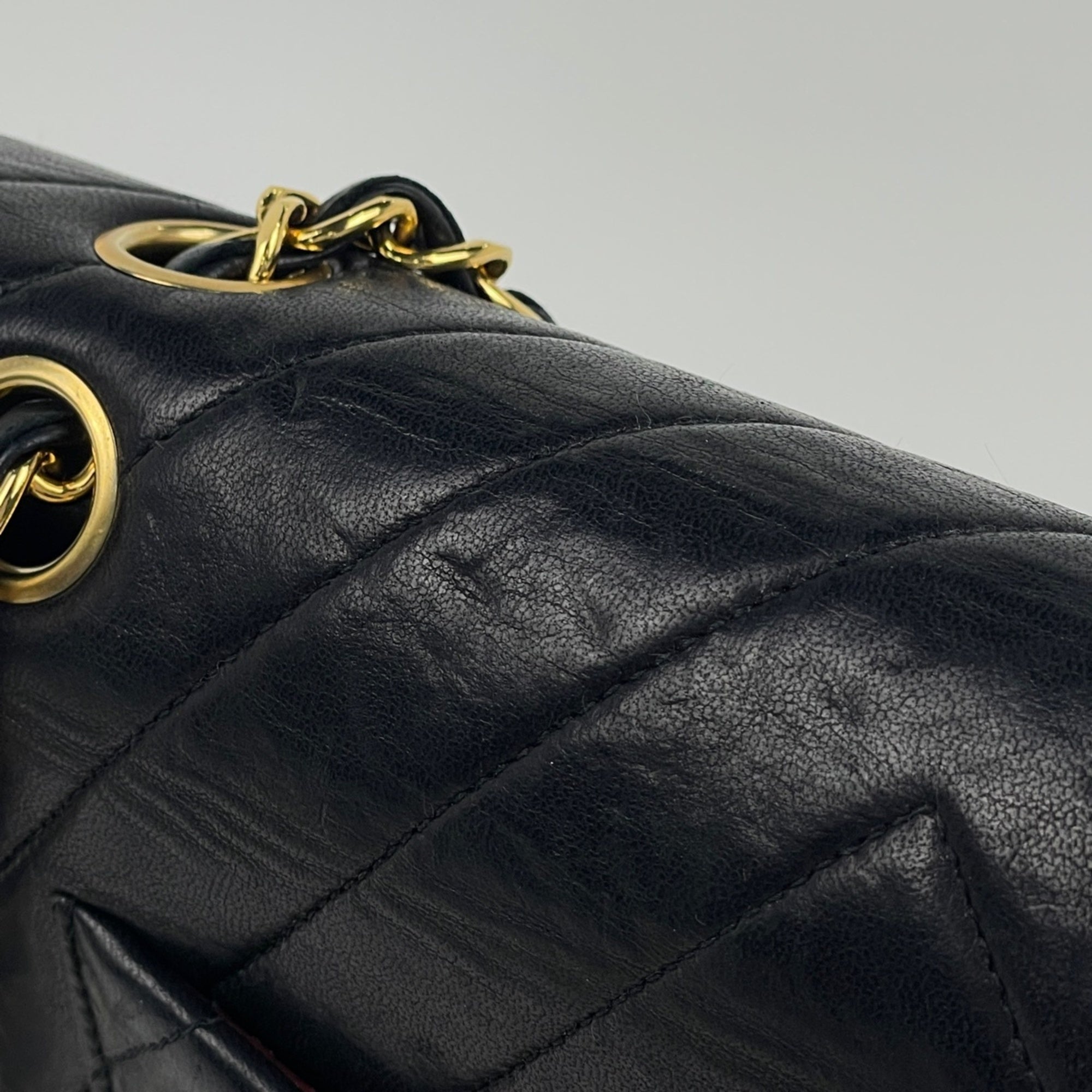 Chanel Black Leather Shoulder Bag (Pre-Owned)