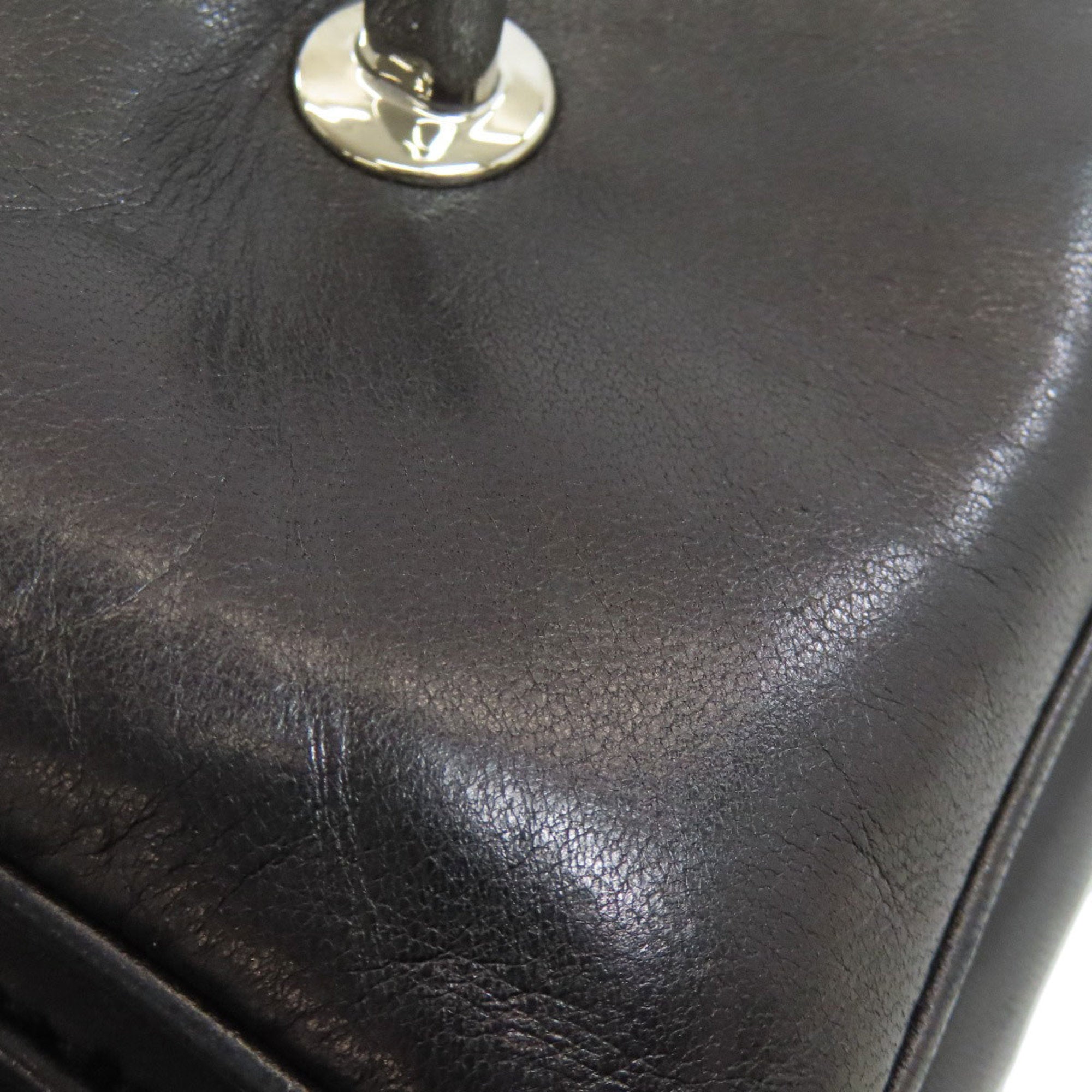 Chanel Black Leather Shoulder Bag (Pre-Owned)