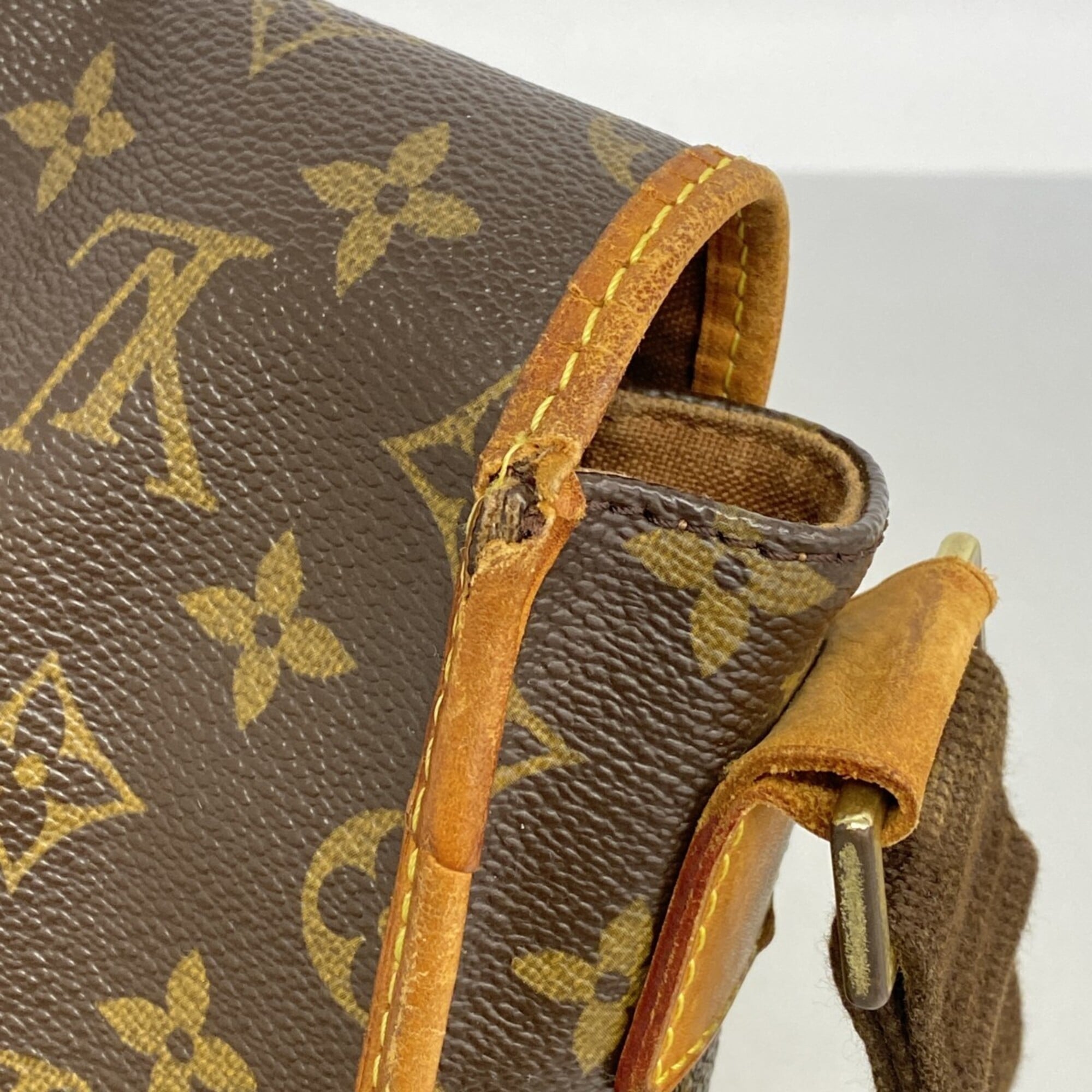 Louis Vuitton Brown Shoulder Bag (Pre-Owned)